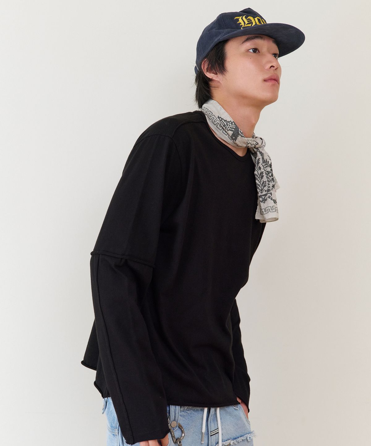 더바이닐하우스(THEVINYLHOUSE) CUT-OFF LAYERED LS TEE BLACK