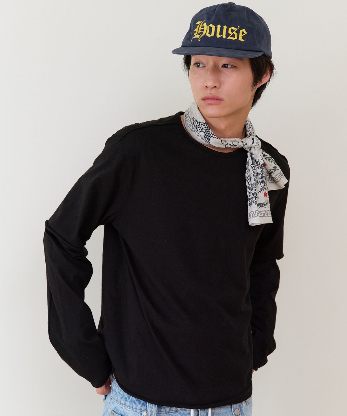 더바이닐하우스(THEVINYLHOUSE) CUT-OFF LAYERED LS TEE BLACK