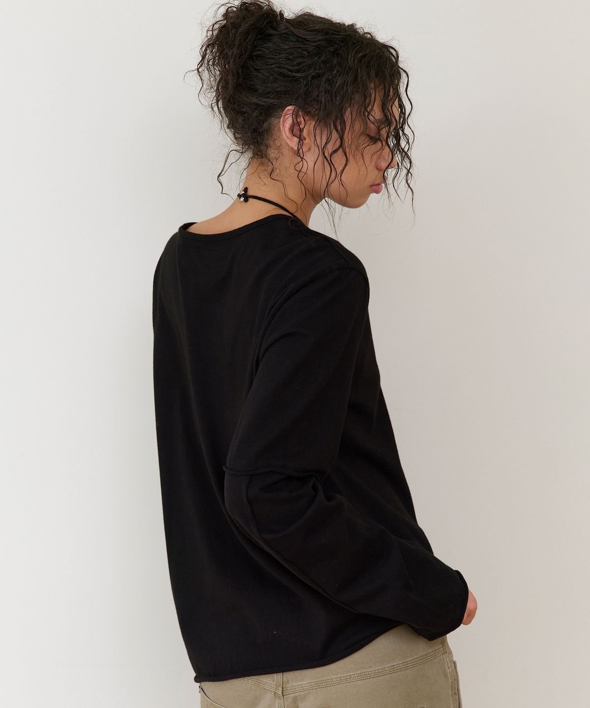 더바이닐하우스(THEVINYLHOUSE) CUT-OFF LAYERED LS TEE BLACK