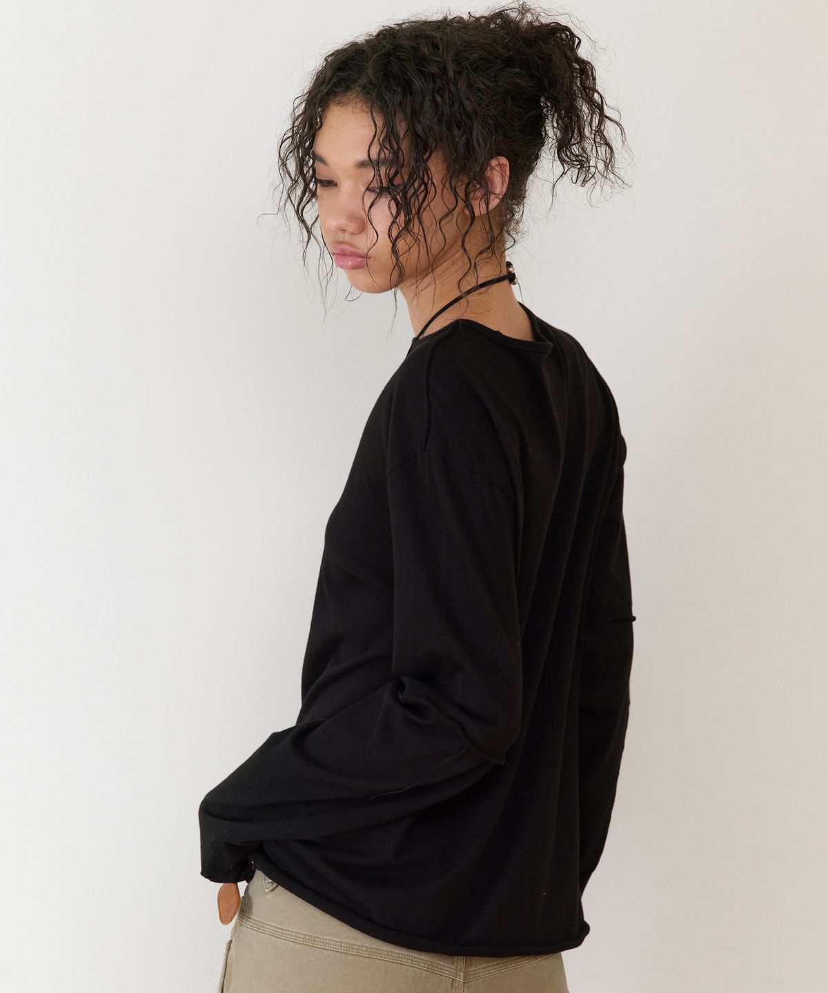 더바이닐하우스(THEVINYLHOUSE) CUT-OFF LAYERED LS TEE BLACK