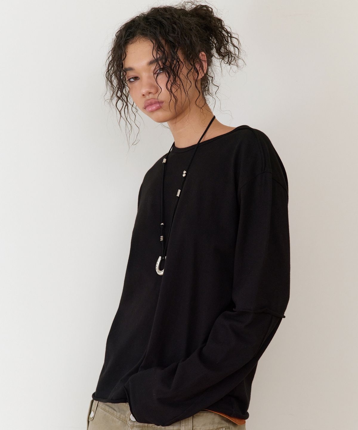 더바이닐하우스(THEVINYLHOUSE) CUT-OFF LAYERED LS TEE BLACK
