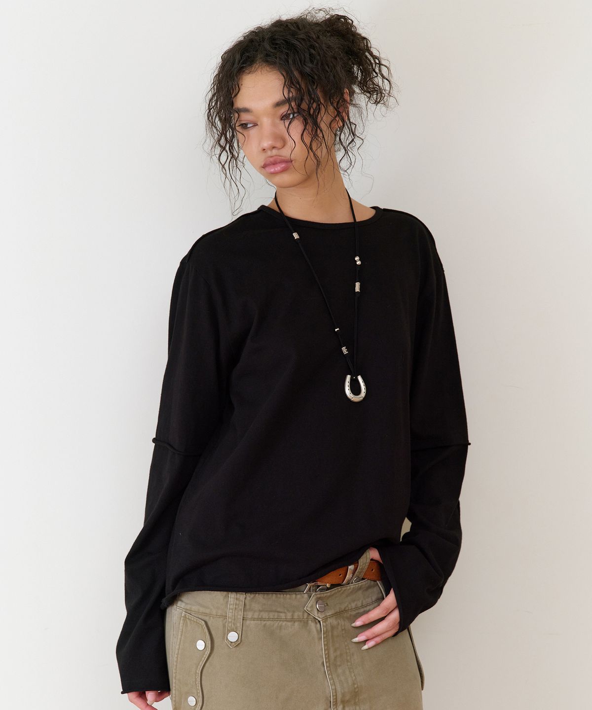 더바이닐하우스(THEVINYLHOUSE) CUT-OFF LAYERED LS TEE BLACK