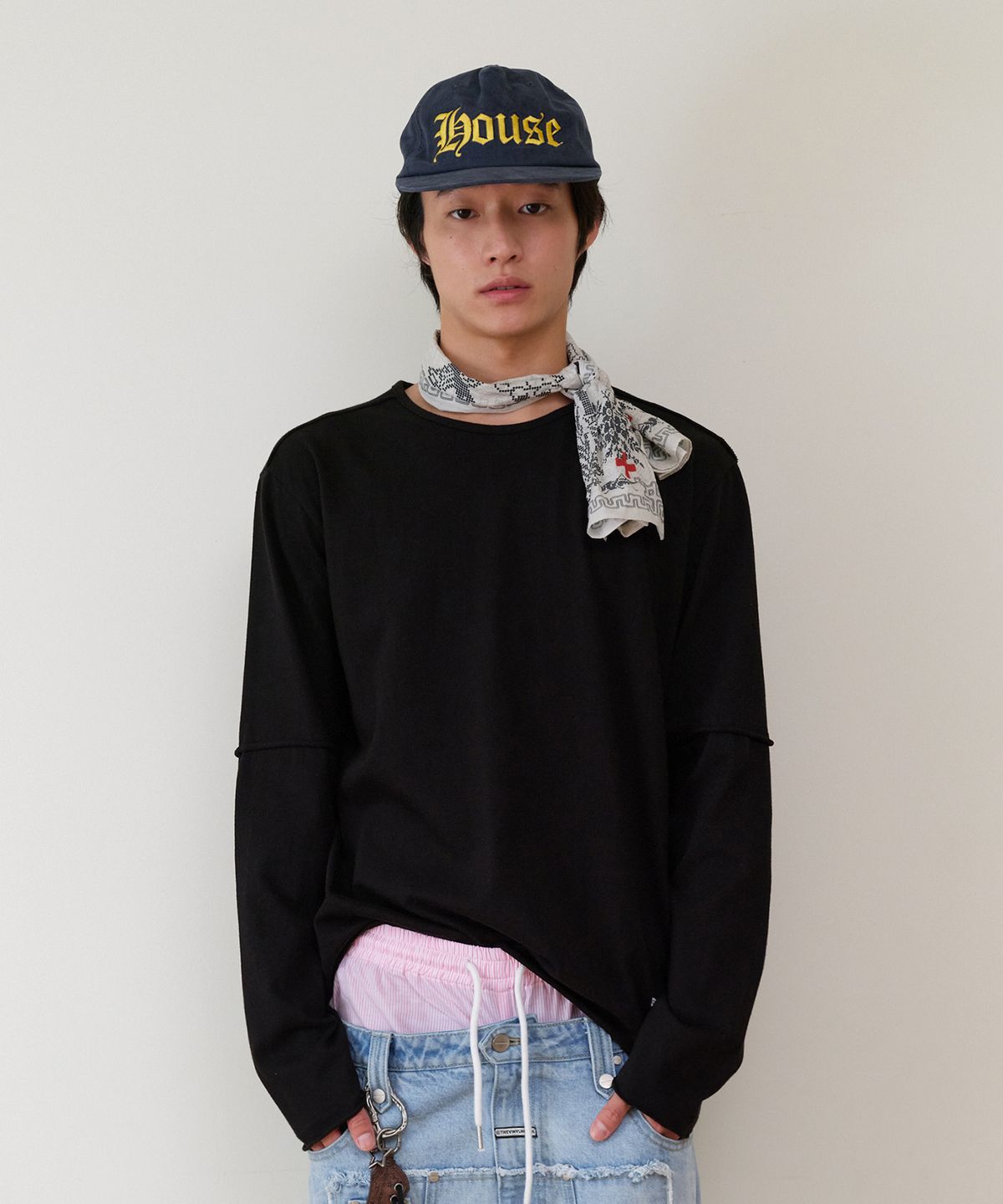더바이닐하우스(THEVINYLHOUSE) CUT-OFF LAYERED LS TEE BLACK