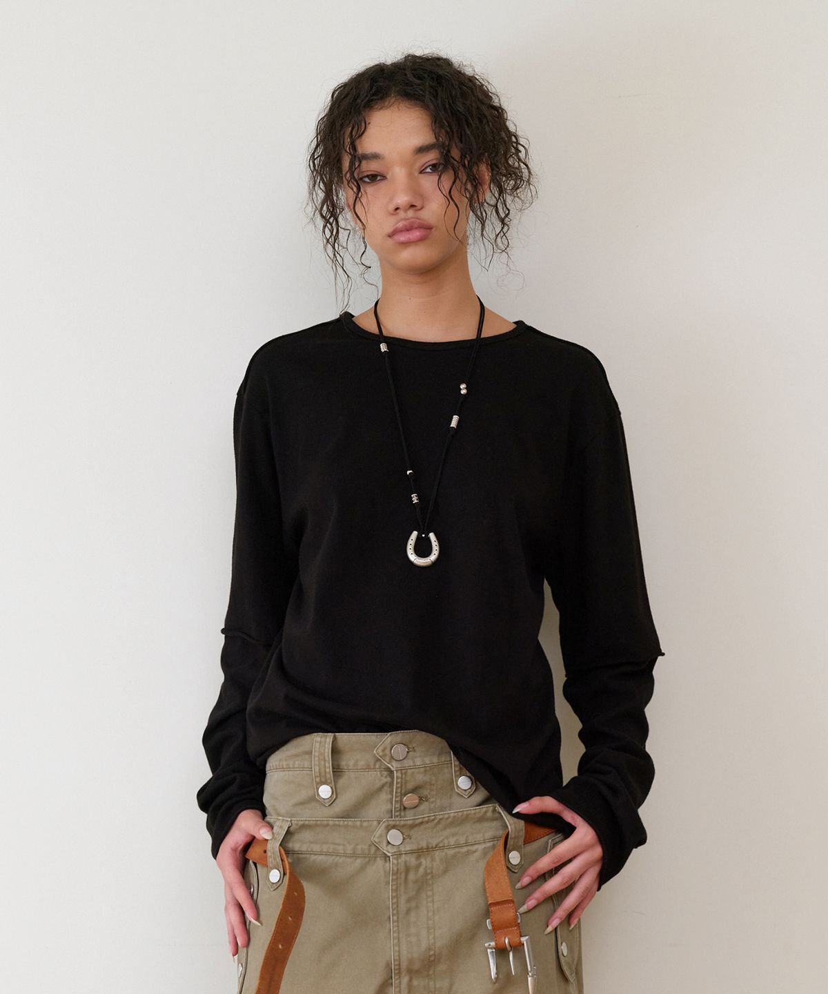 더바이닐하우스(THEVINYLHOUSE) CUT-OFF LAYERED LS TEE BLACK
