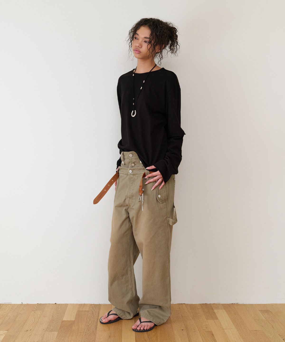 더바이닐하우스(THEVINYLHOUSE) CUT-OFF LAYERED LS TEE BLACK