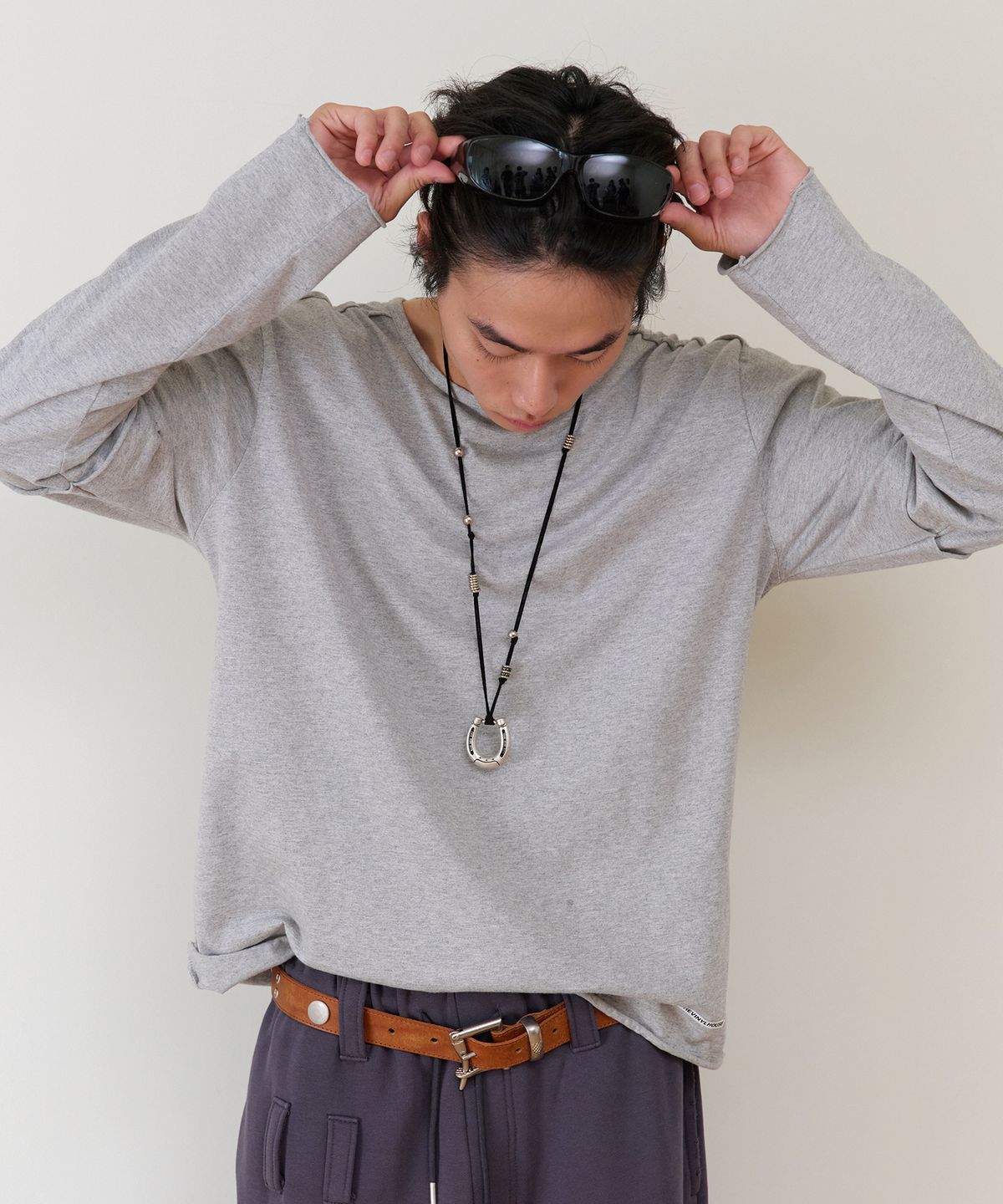 더바이닐하우스(THEVINYLHOUSE) CUT-OFF LAYERED LS TEE GREY