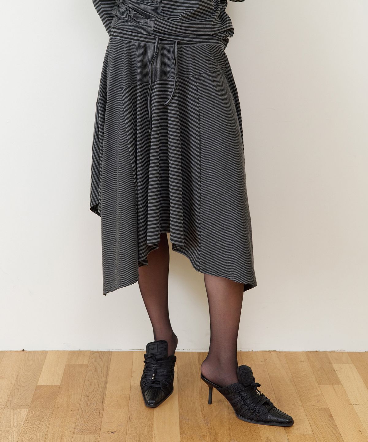 더바이닐하우스(THEVINYLHOUSE) TWISTED DRAPE SKIRT(W) BLACK