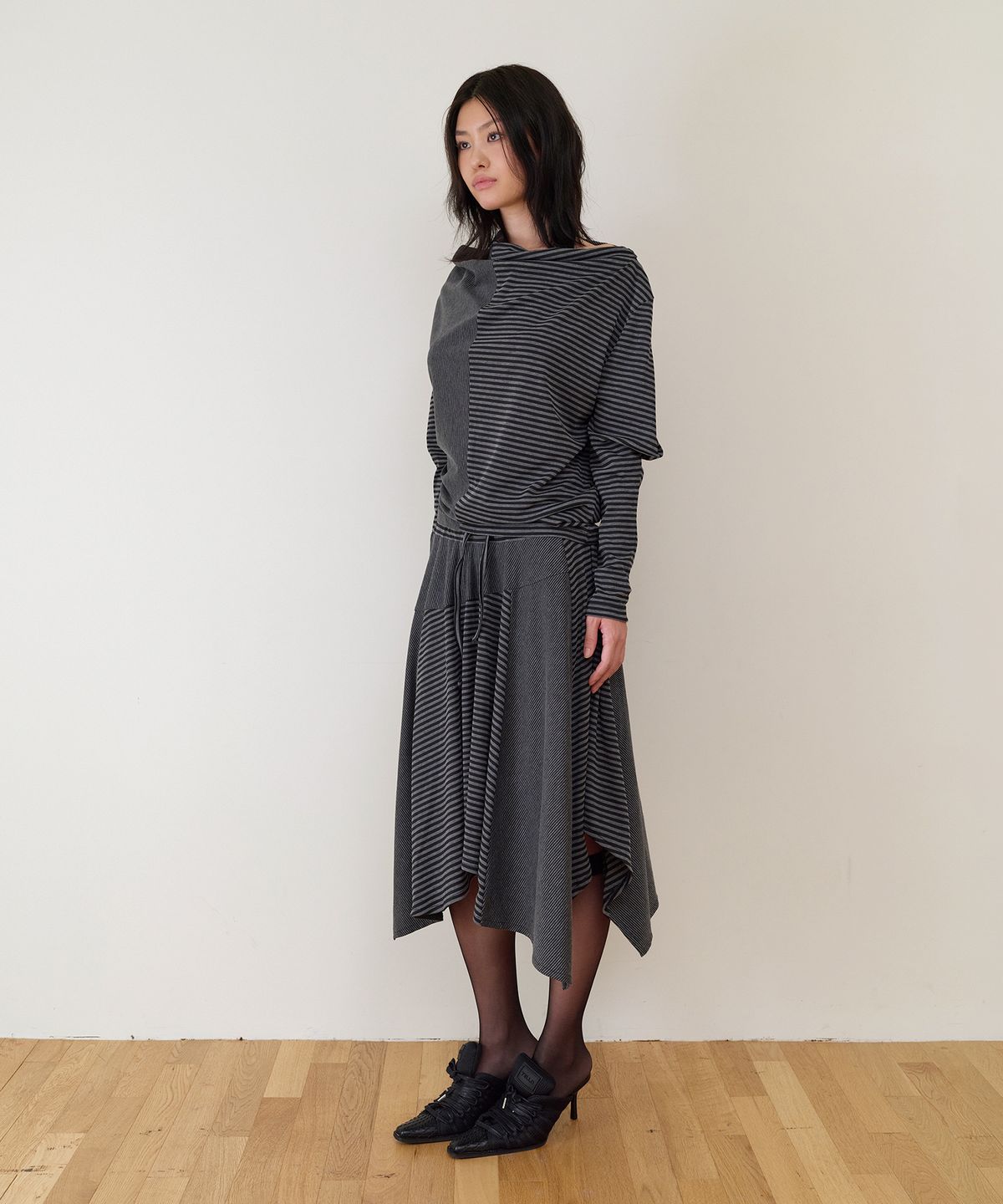 더바이닐하우스(THEVINYLHOUSE) TWISTED DRAPE SKIRT(W) BLACK