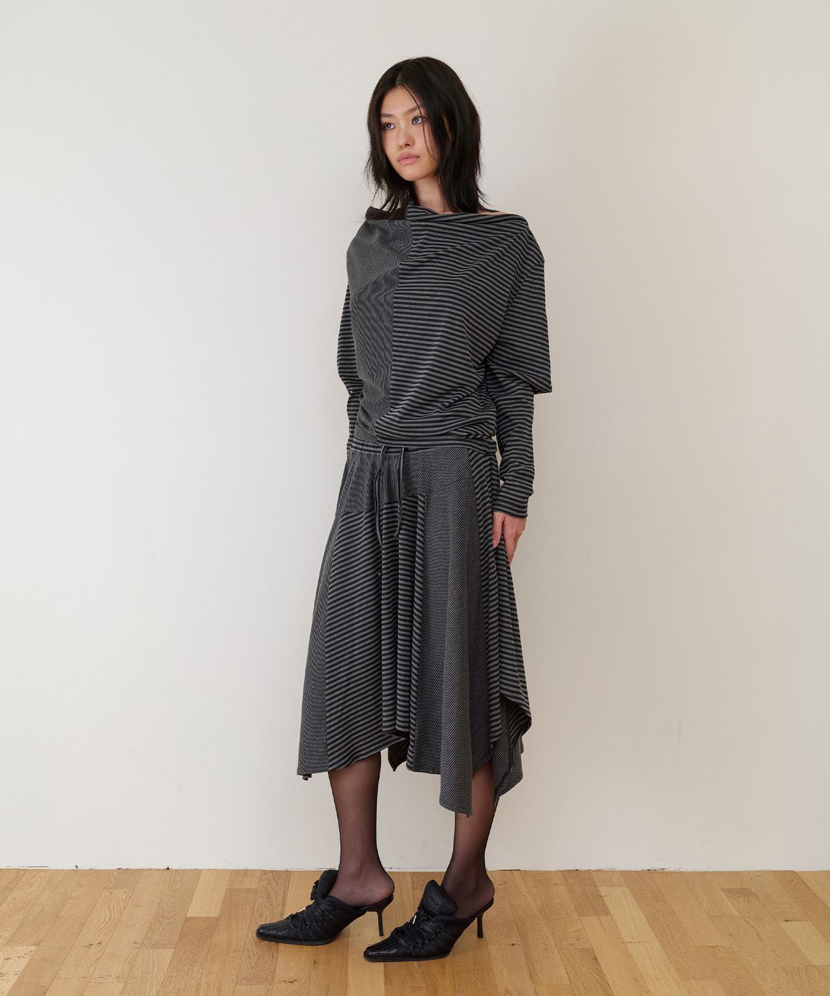 더바이닐하우스(THEVINYLHOUSE) TWISTED DRAPE SKIRT(W) BLACK