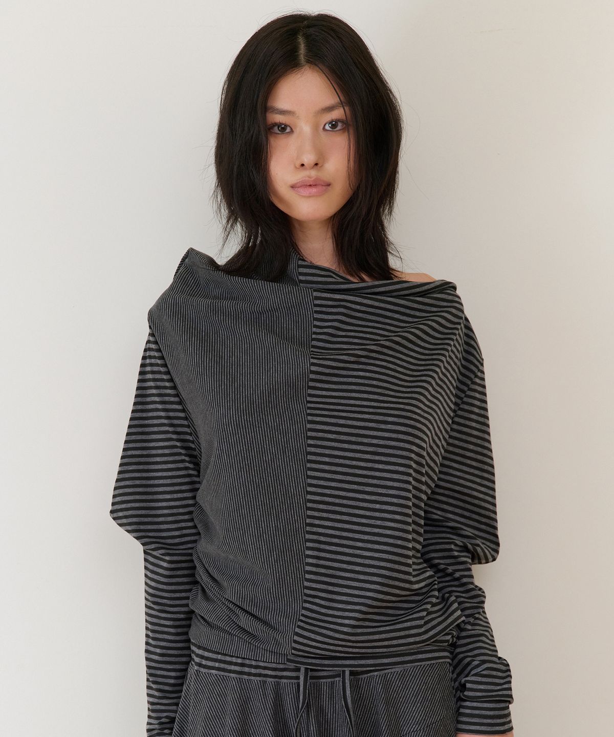 더바이닐하우스(THEVINYLHOUSE) TWISTED DRAPE TOP(W) BLACK