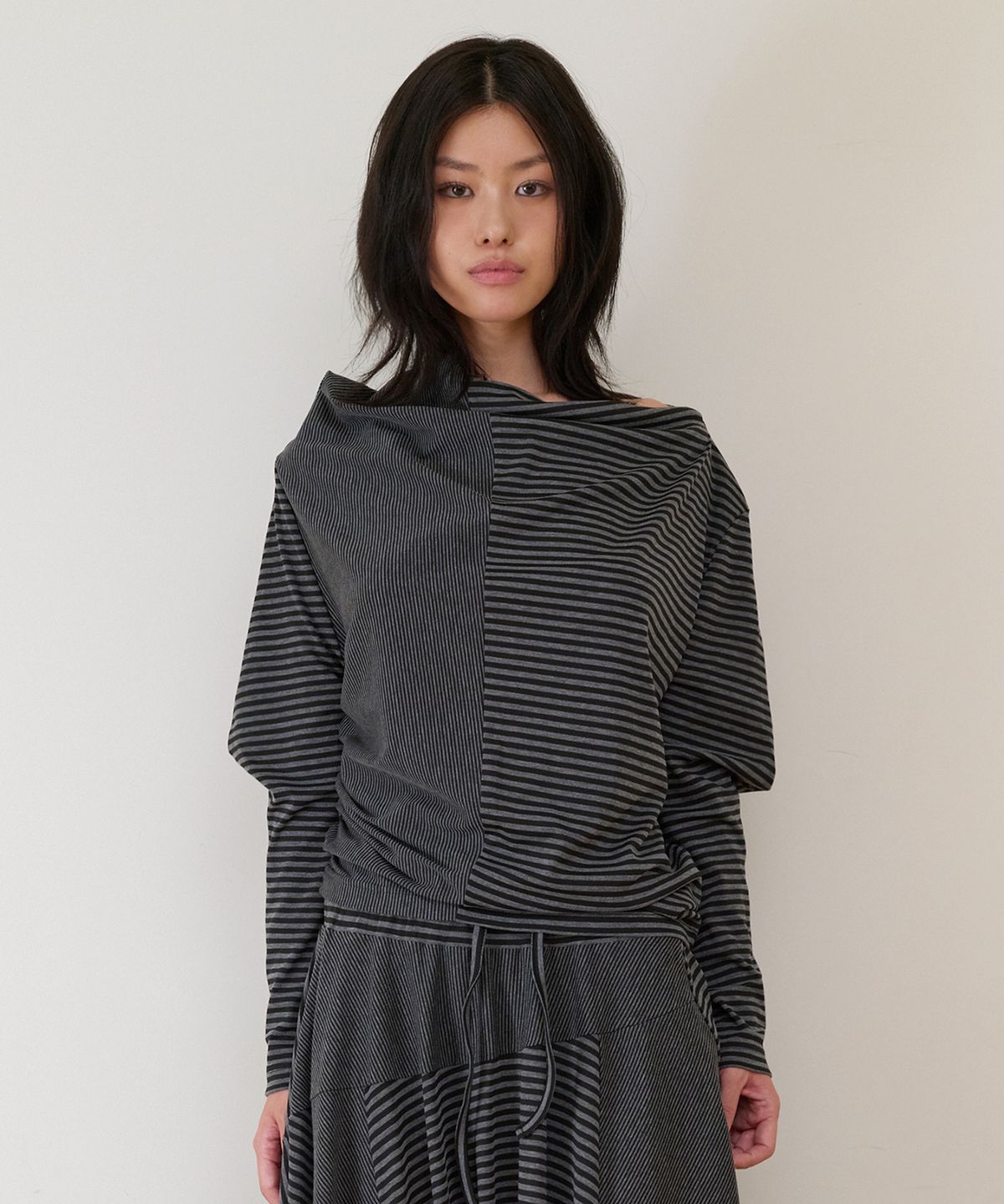 더바이닐하우스(THEVINYLHOUSE) TWISTED DRAPE TOP(W) BLACK