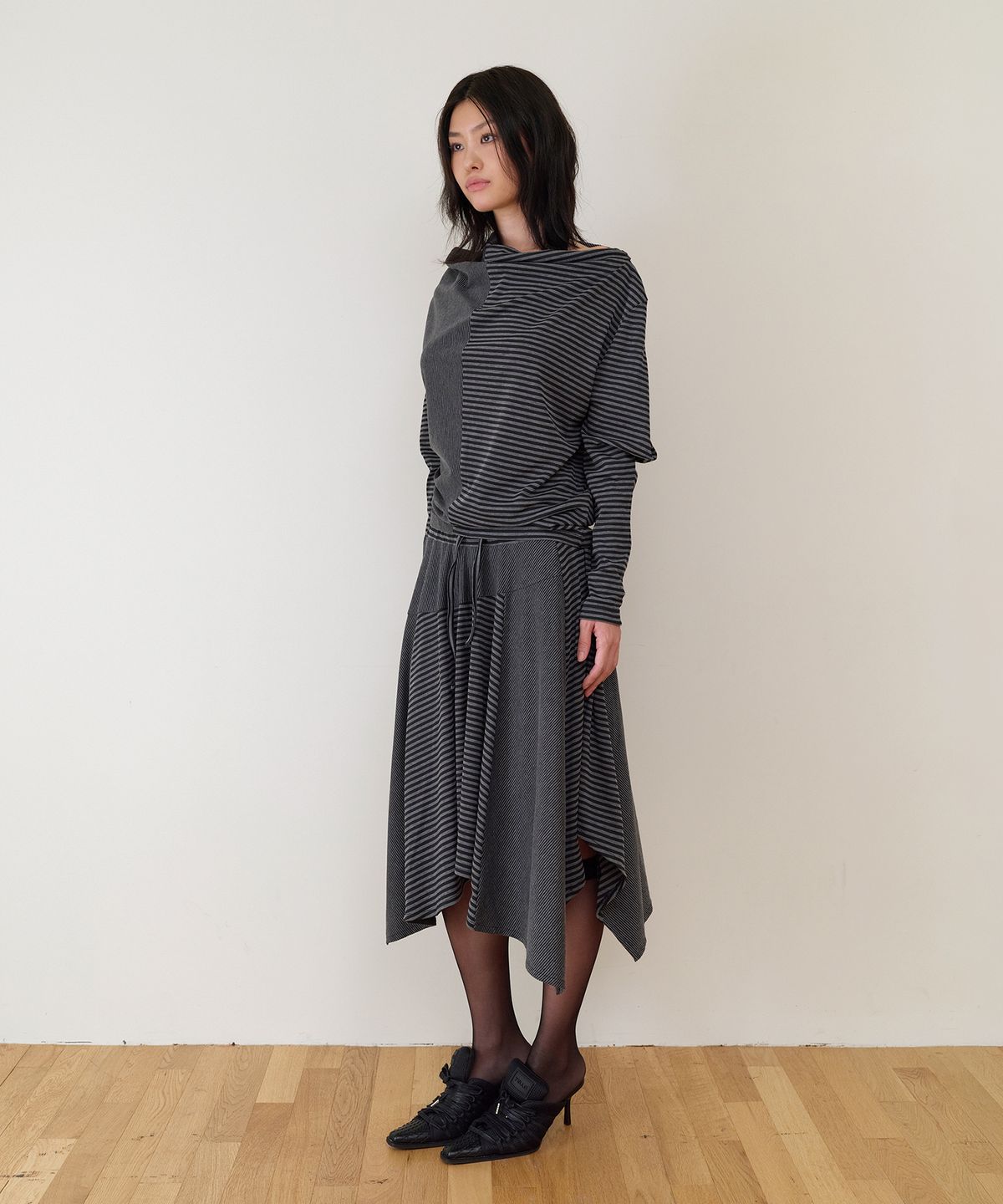더바이닐하우스(THEVINYLHOUSE) TWISTED DRAPE TOP(W) BLACK