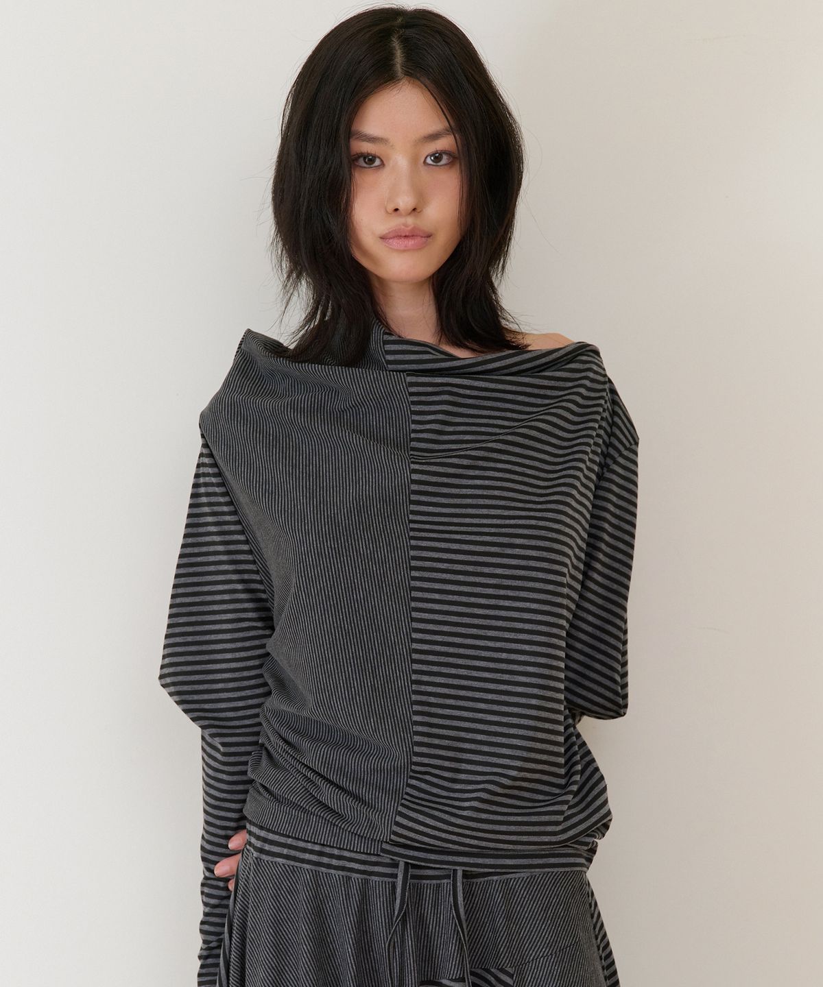 더바이닐하우스(THEVINYLHOUSE) TWISTED DRAPE TOP(W) BLACK