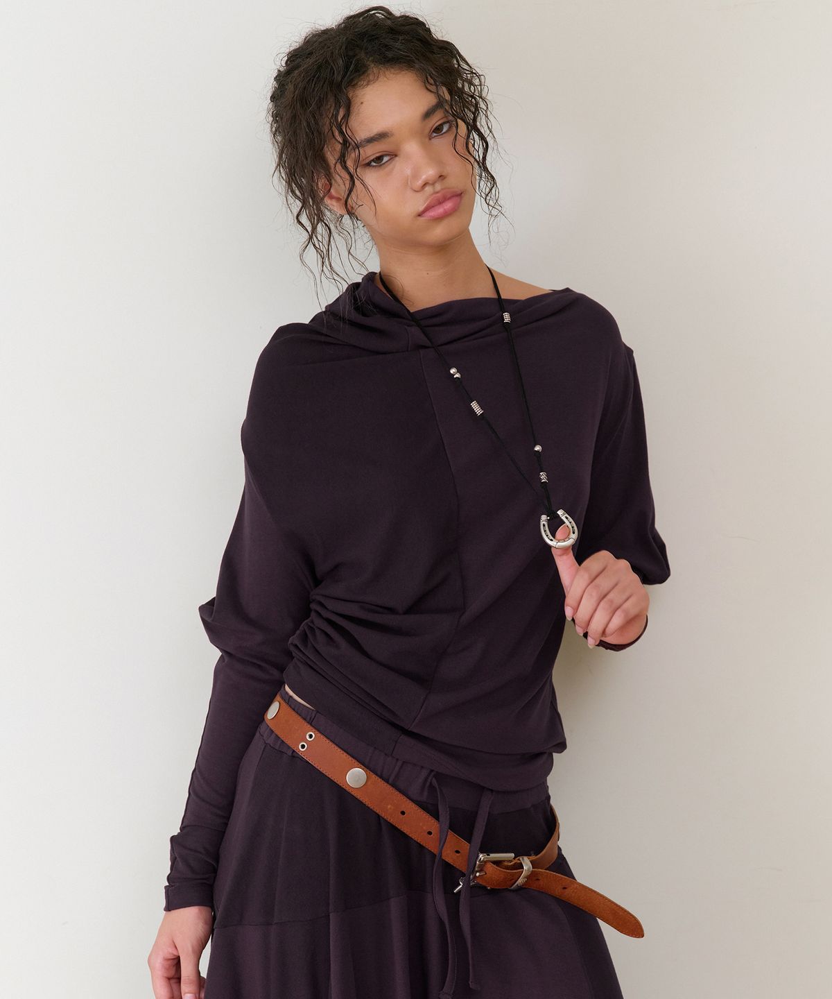 더바이닐하우스(THEVINYLHOUSE) TWISTED DRAPE TOP(W) PURPLE