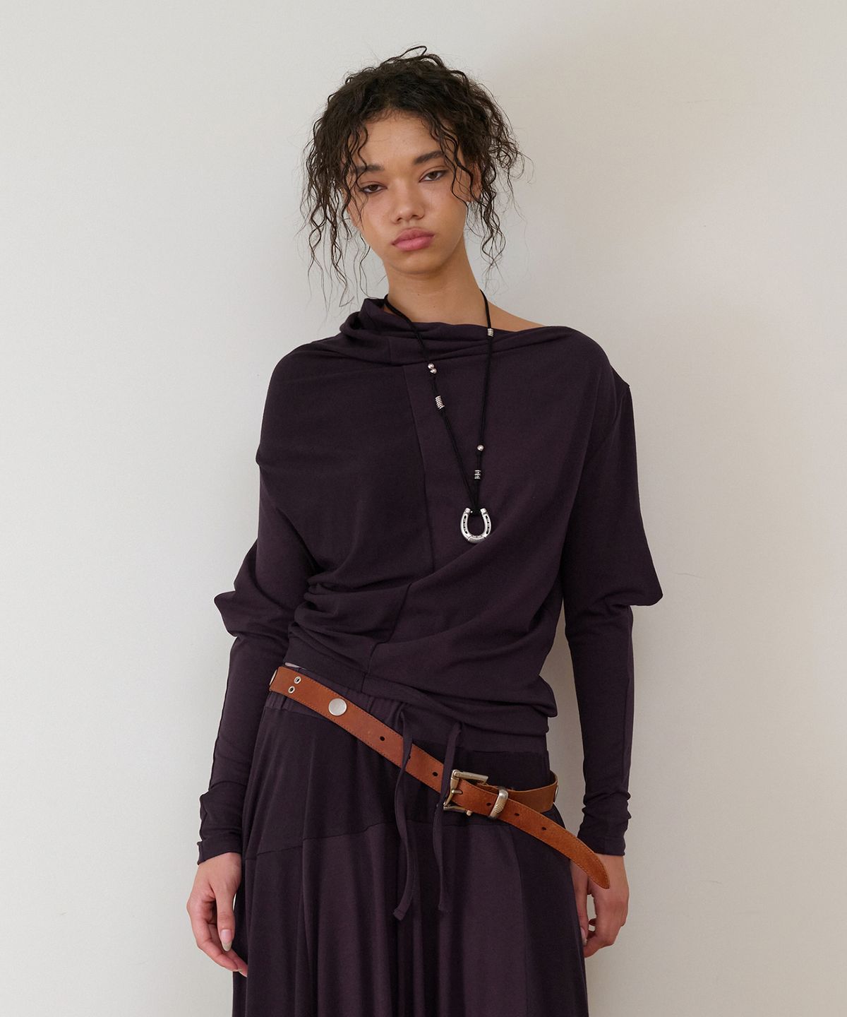 더바이닐하우스(THEVINYLHOUSE) TWISTED DRAPE TOP(W) PURPLE