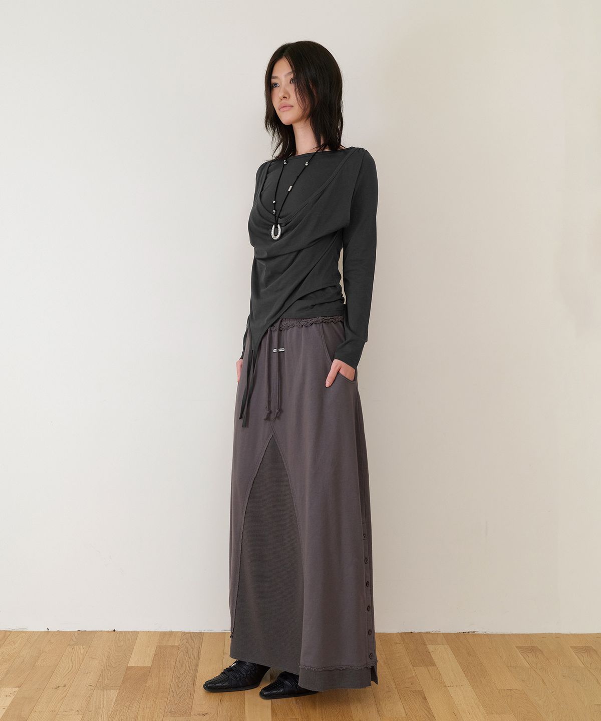 더바이닐하우스(THEVINYLHOUSE) DRAPED LAYERED LS TEE(W) CHARCOAL