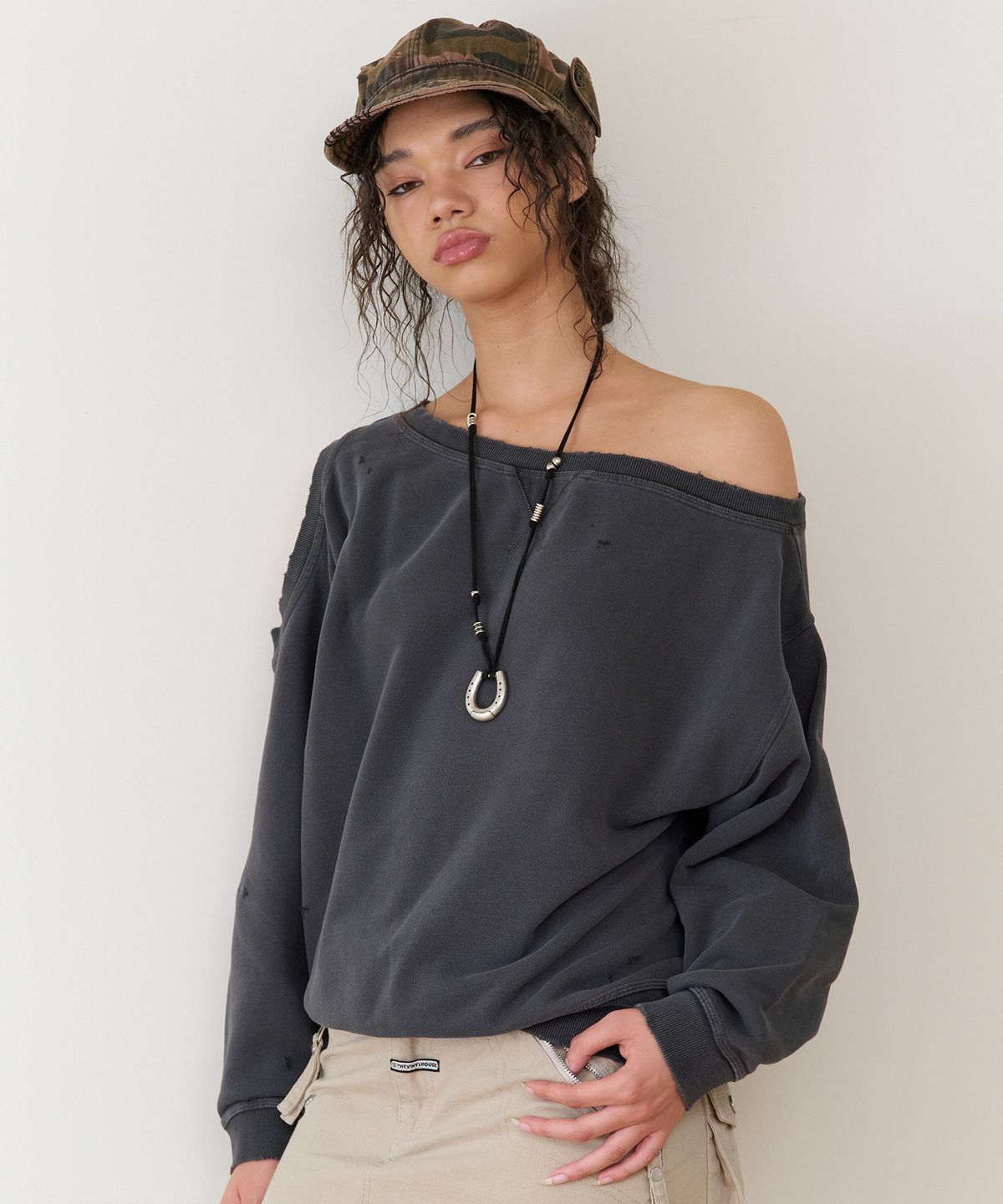 더바이닐하우스(THEVINYLHOUSE) OPEN SHOULDER SWEATSHIRTS(W) CHARCOAL