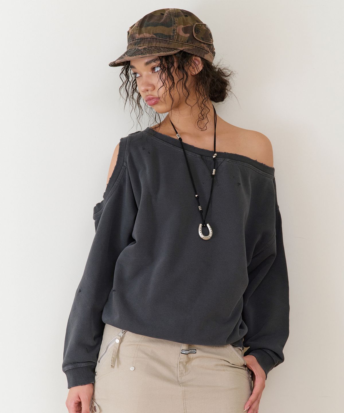 더바이닐하우스(THEVINYLHOUSE) OPEN SHOULDER SWEATSHIRTS(W) CHARCOAL