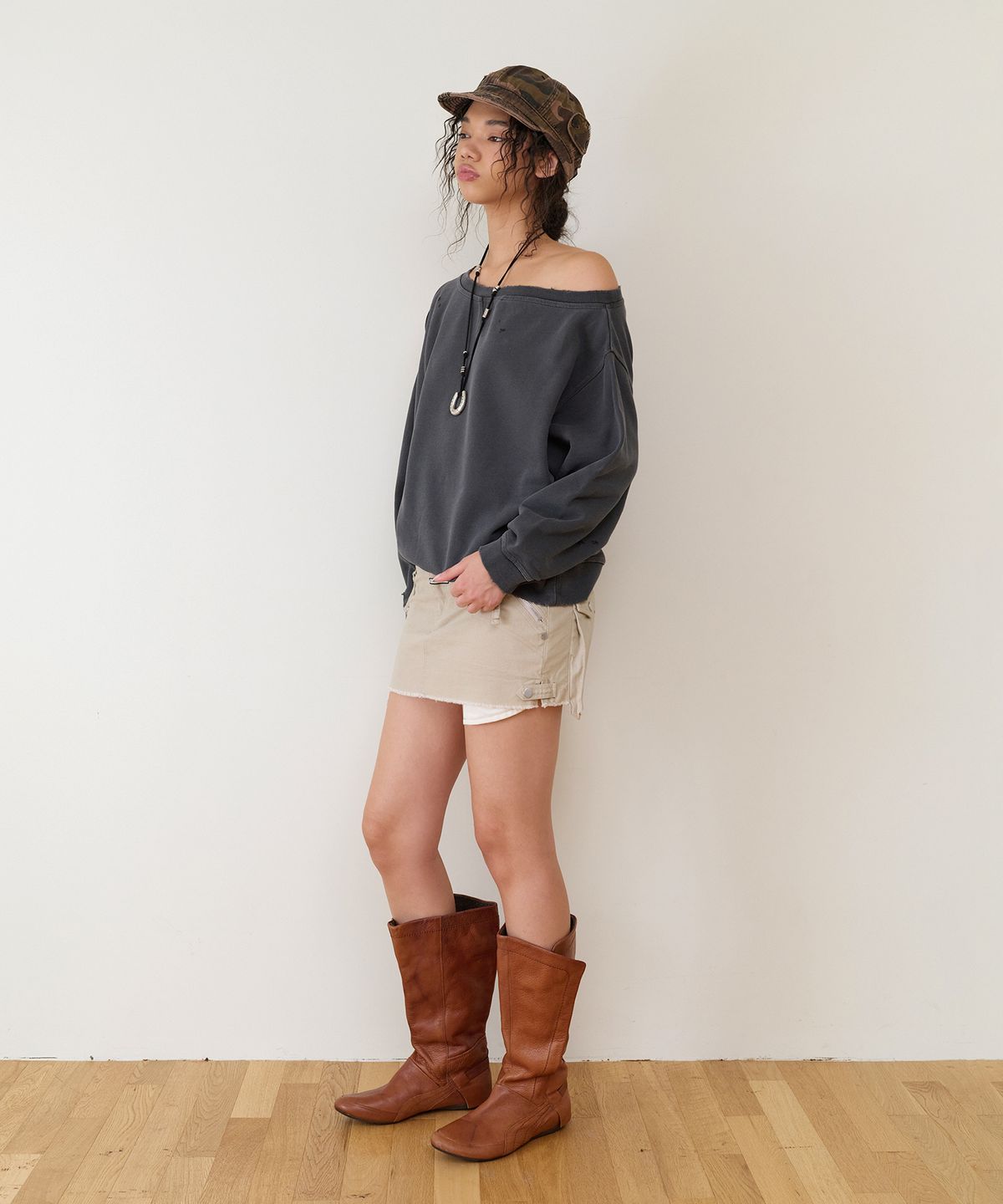 더바이닐하우스(THEVINYLHOUSE) OPEN SHOULDER SWEATSHIRTS(W) CHARCOAL