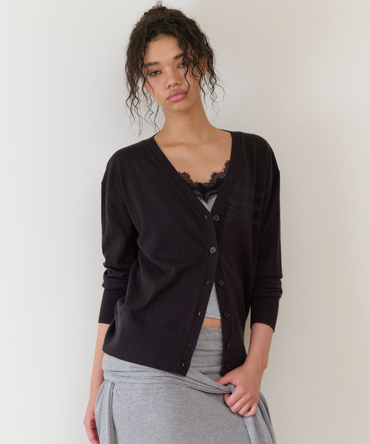 더바이닐하우스(THEVINYLHOUSE) BASIC V NECK CARDIGAN(W) BLACK