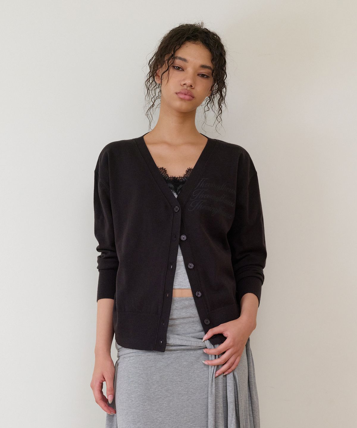 더바이닐하우스(THEVINYLHOUSE) BASIC V NECK CARDIGAN(W) BLACK