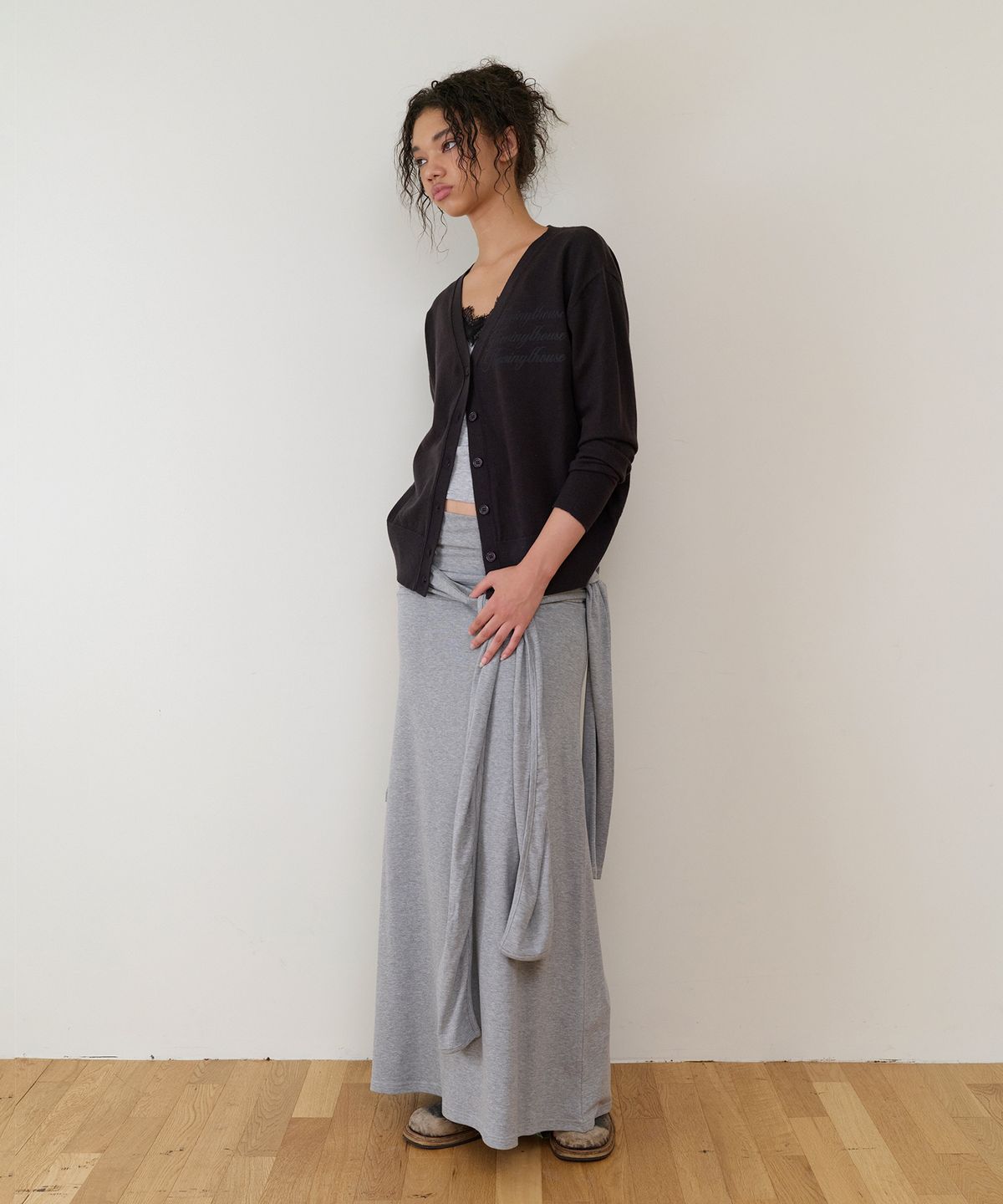 더바이닐하우스(THEVINYLHOUSE) BASIC V NECK CARDIGAN(W) BLACK