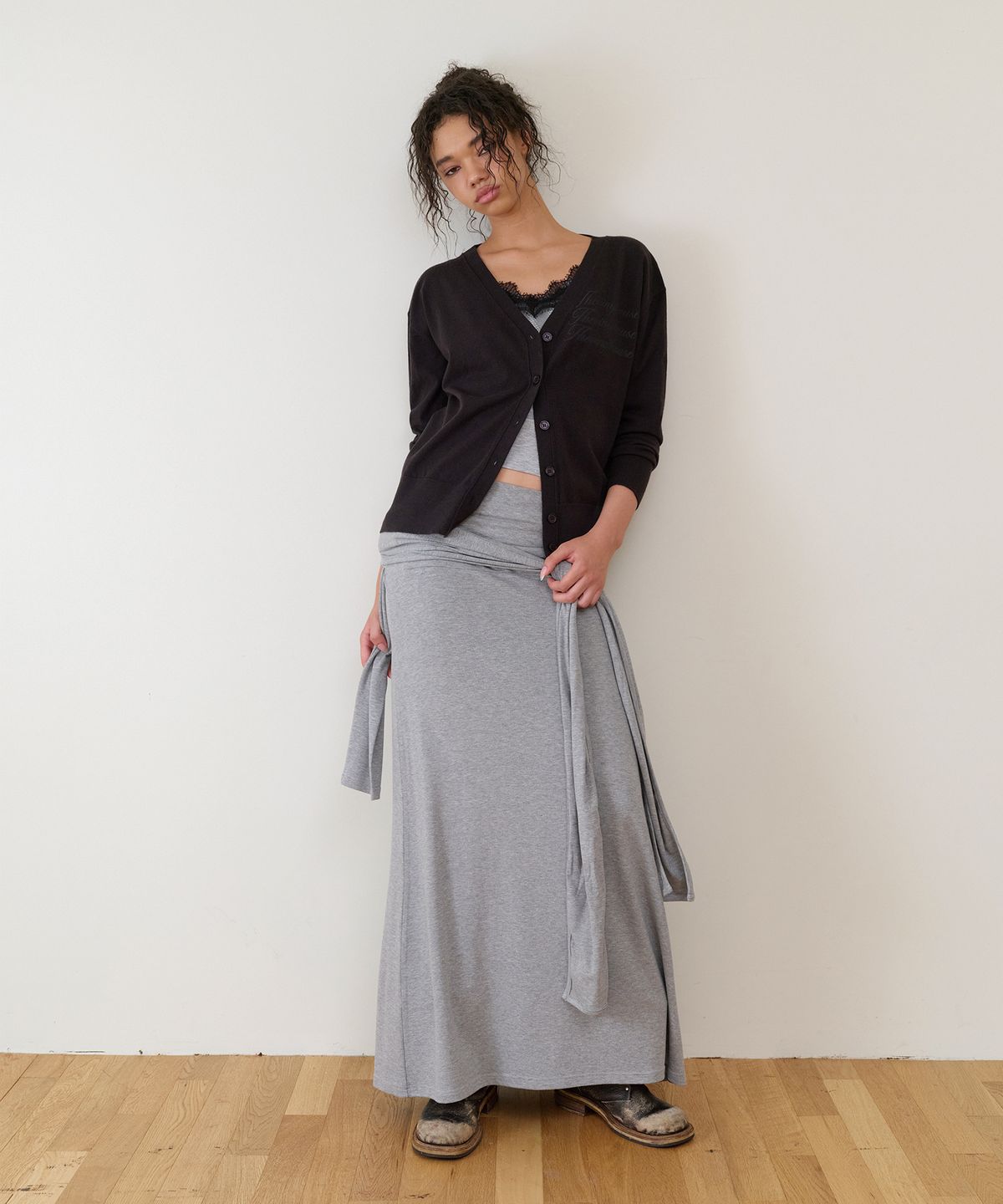 더바이닐하우스(THEVINYLHOUSE) BASIC V NECK CARDIGAN(W) BLACK