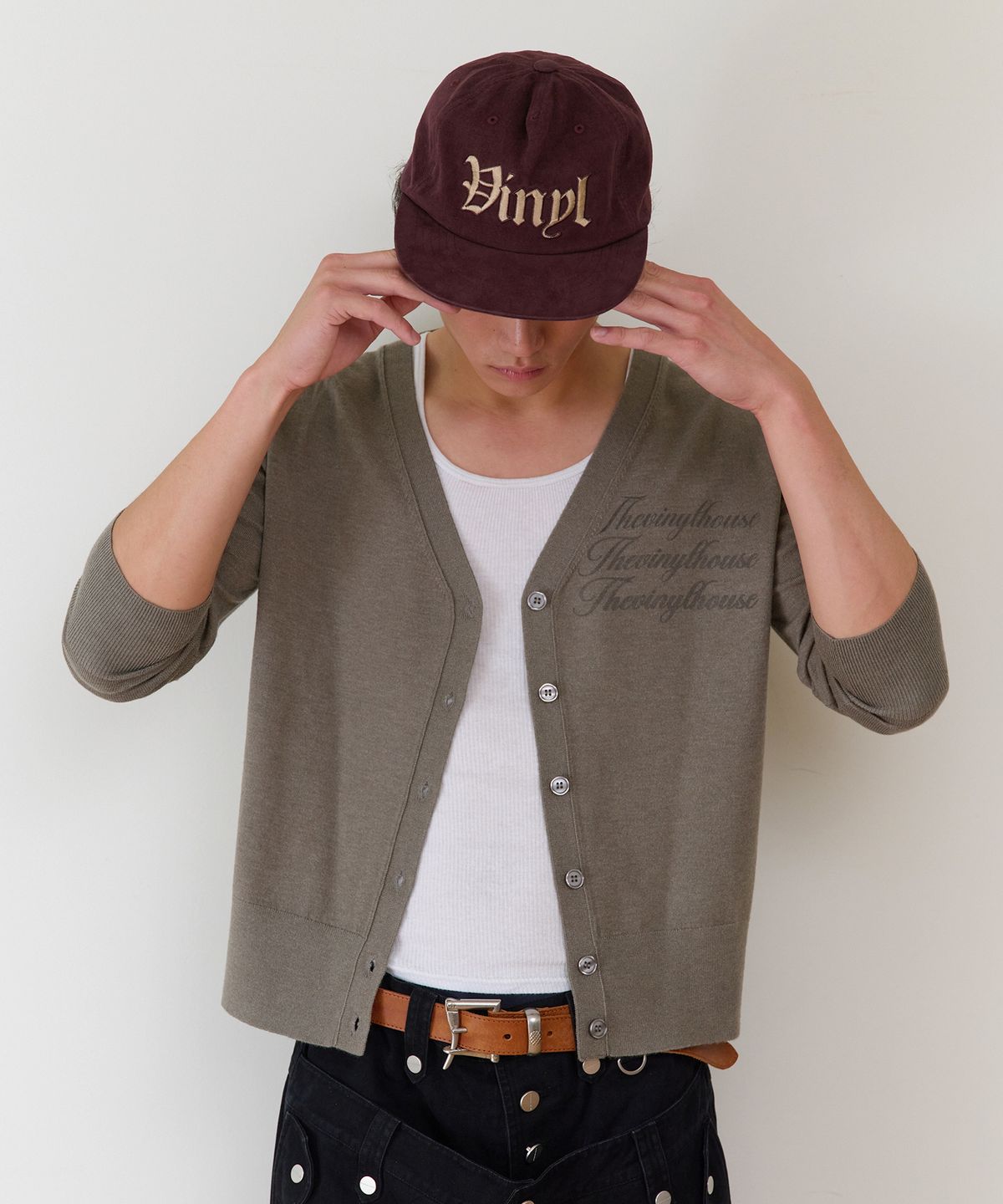 더바이닐하우스(THEVINYLHOUSE) BASIC V NECK CARDIGAN(W) KHAKI
