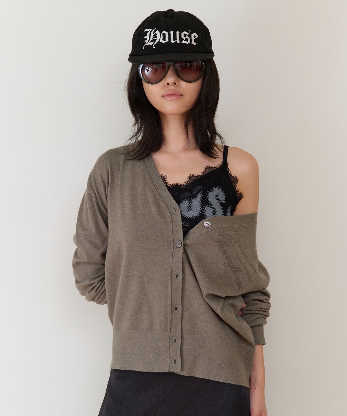 더바이닐하우스(THEVINYLHOUSE) BASIC V NECK CARDIGAN(W) KHAKI