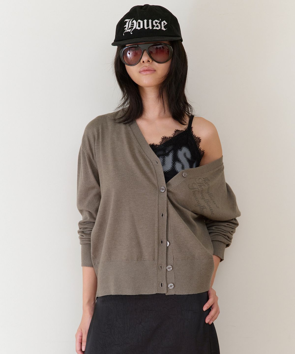 더바이닐하우스(THEVINYLHOUSE) BASIC V NECK CARDIGAN(W) KHAKI