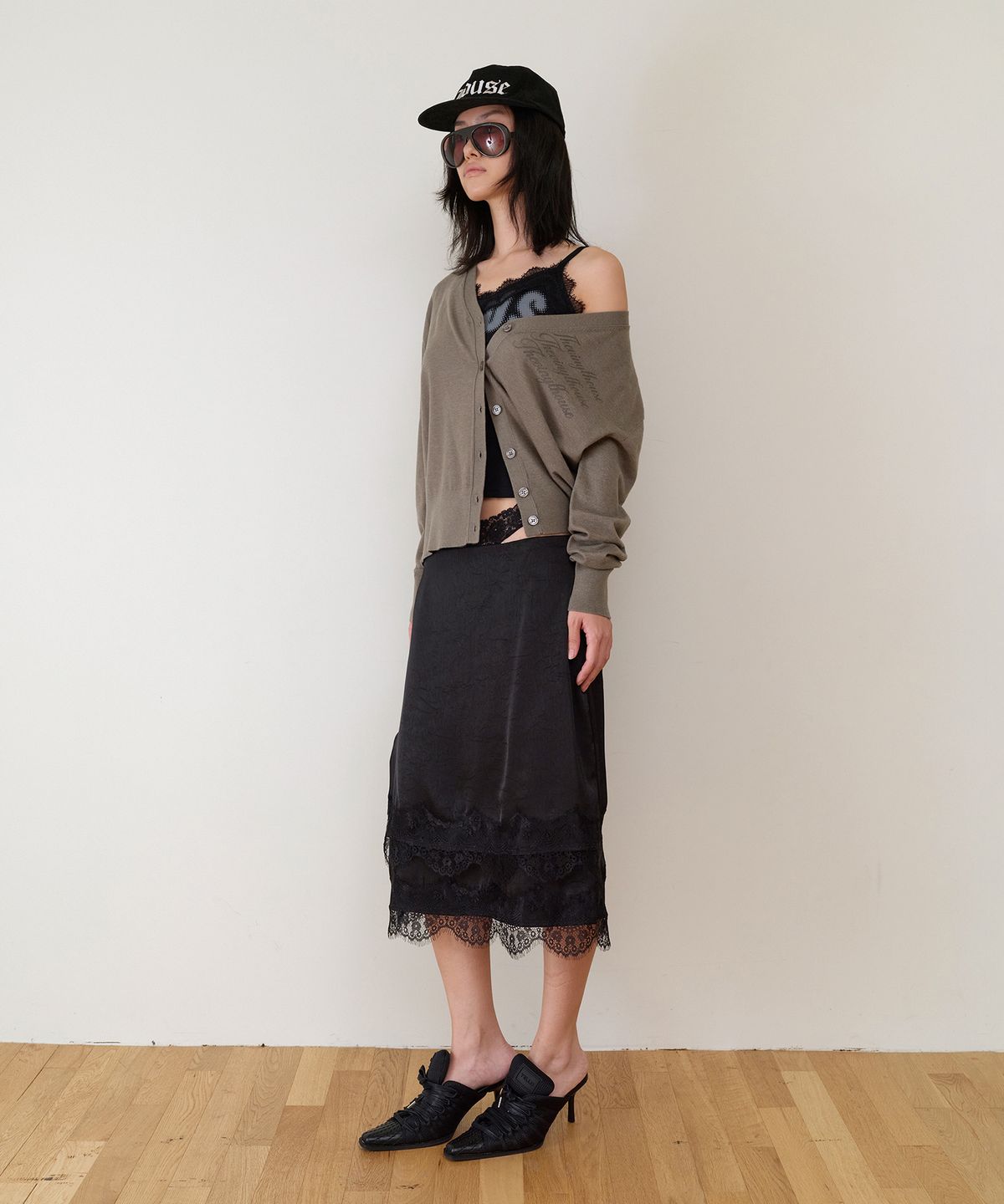 더바이닐하우스(THEVINYLHOUSE) BASIC V NECK CARDIGAN(W) KHAKI
