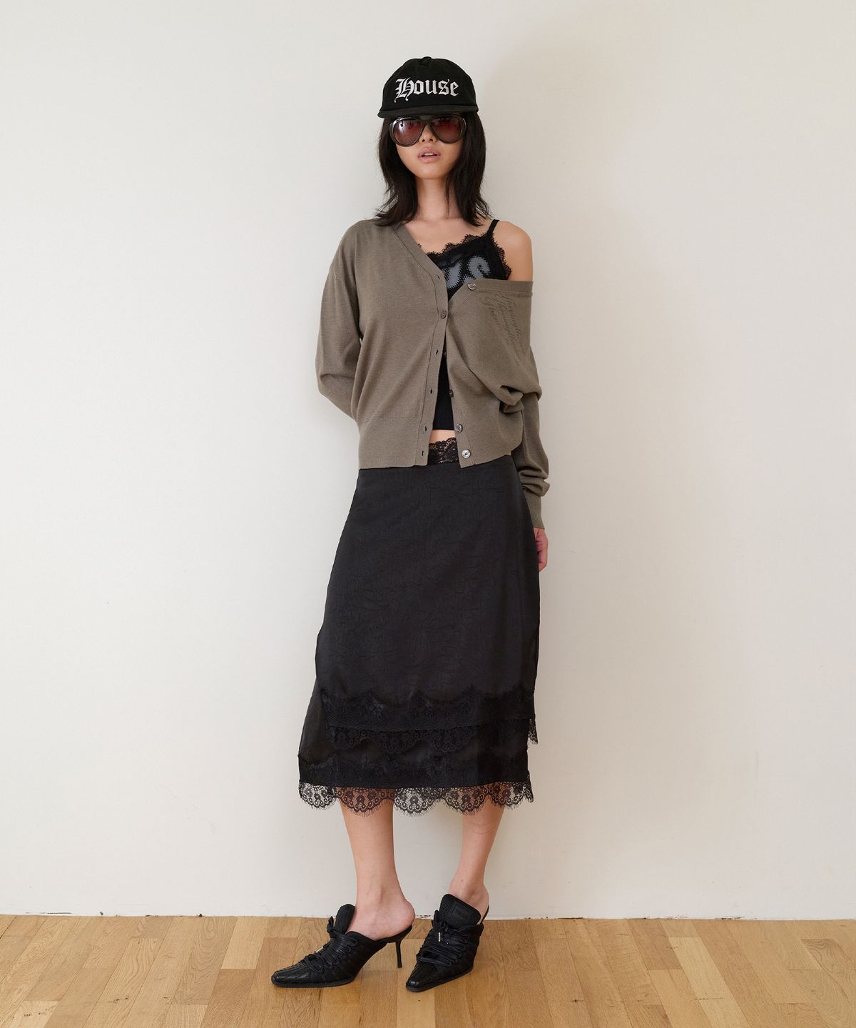 더바이닐하우스(THEVINYLHOUSE) BASIC V NECK CARDIGAN(W) KHAKI