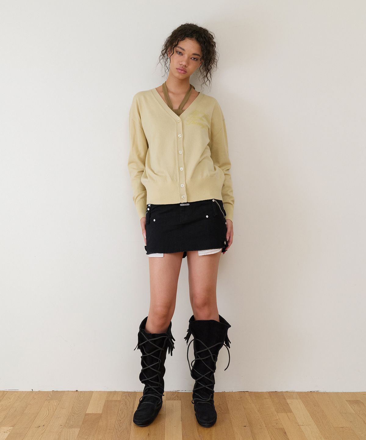 더바이닐하우스(THEVINYLHOUSE) BASIC V NECK CARDIGAN(W) YELLOW