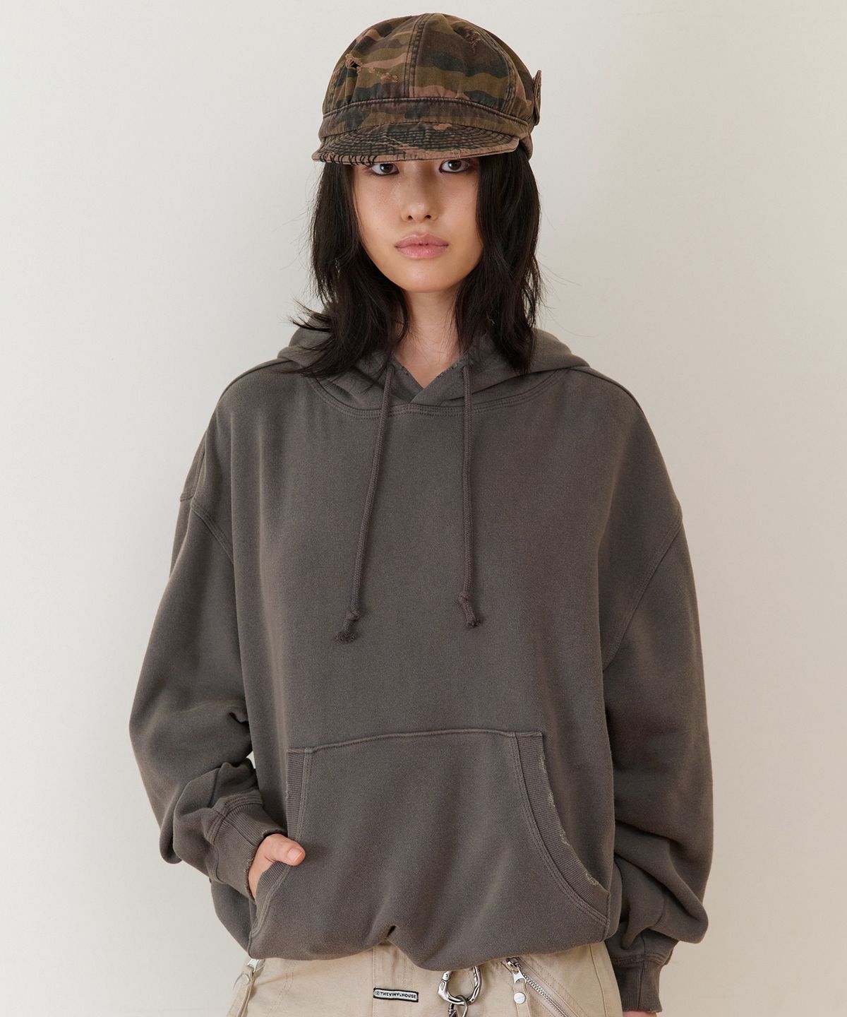 더바이닐하우스(THEVINYLHOUSE) STRING WASHED HOODIE CHARCOAL