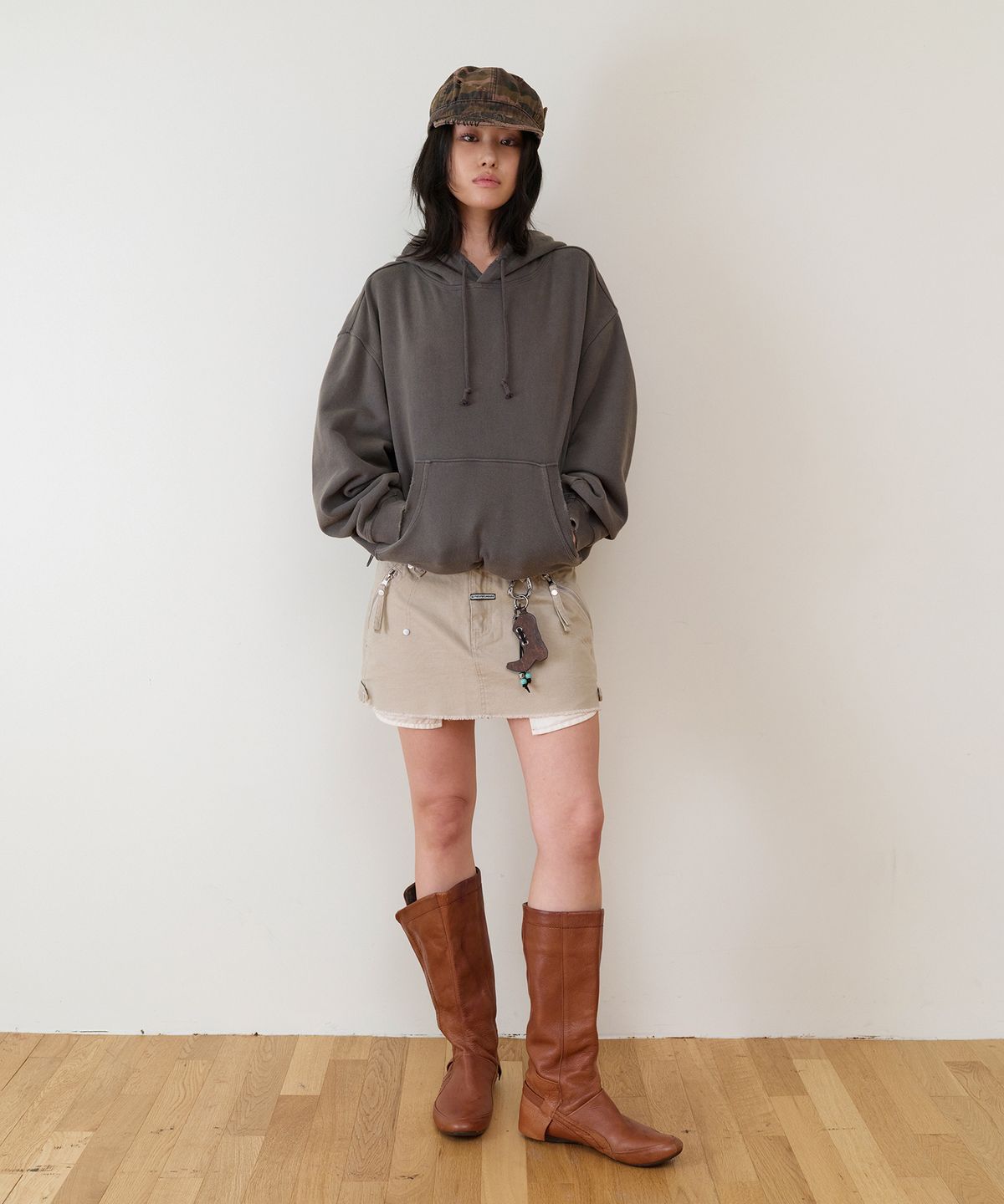 더바이닐하우스(THEVINYLHOUSE) STRING WASHED HOODIE CHARCOAL