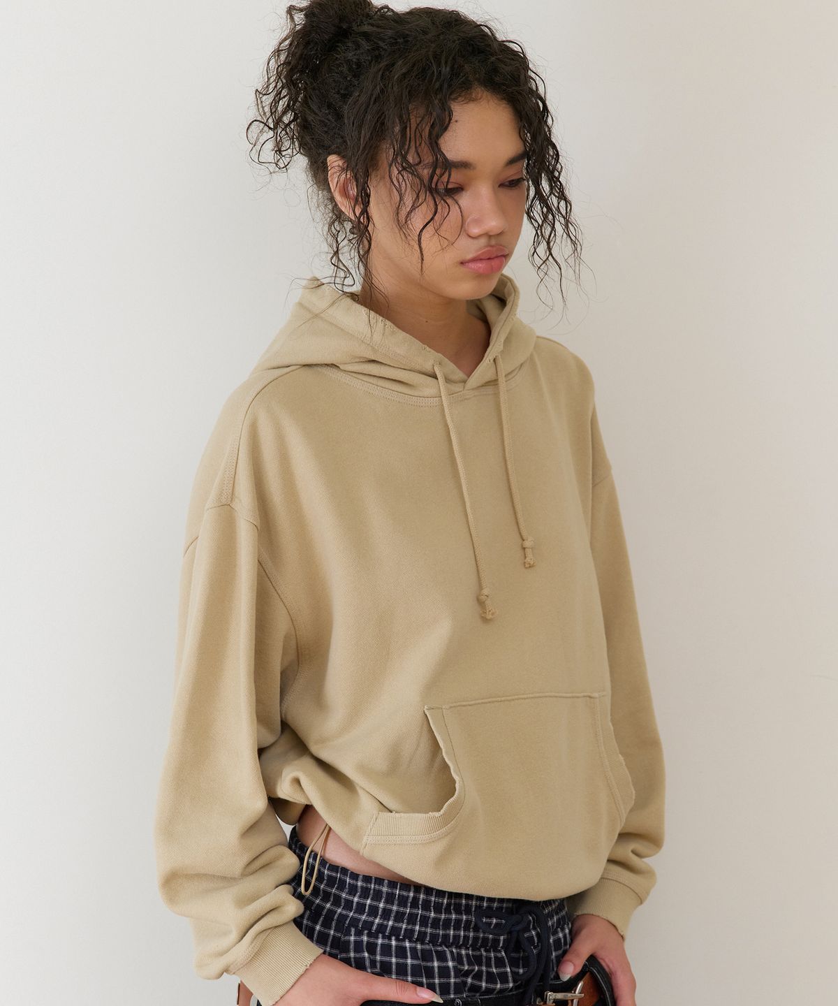 더바이닐하우스(THEVINYLHOUSE) STRING WASHED HOODIE SAND
