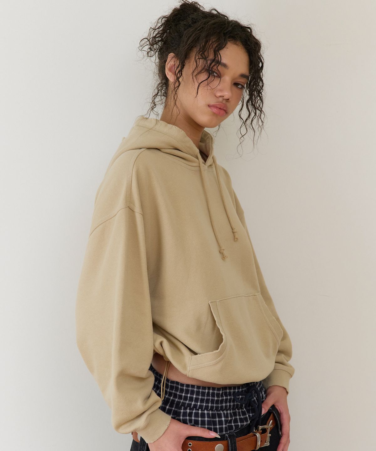더바이닐하우스(THEVINYLHOUSE) STRING WASHED HOODIE SAND