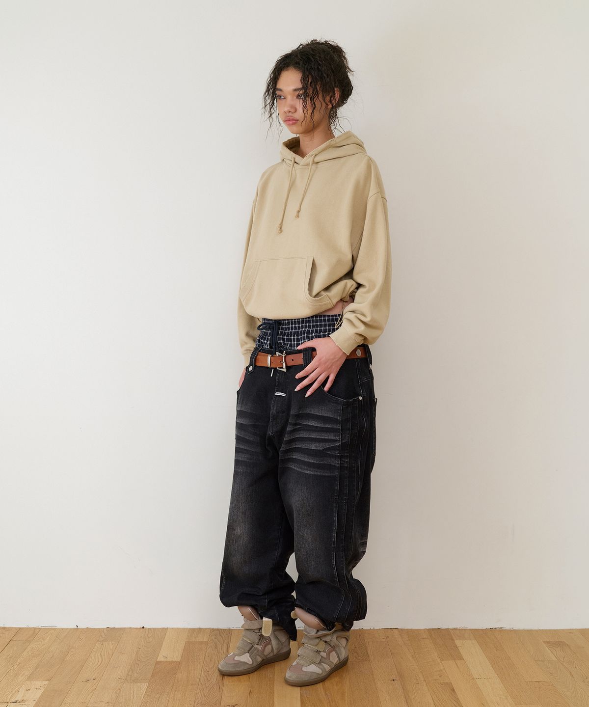 더바이닐하우스(THEVINYLHOUSE) STRING WASHED HOODIE SAND