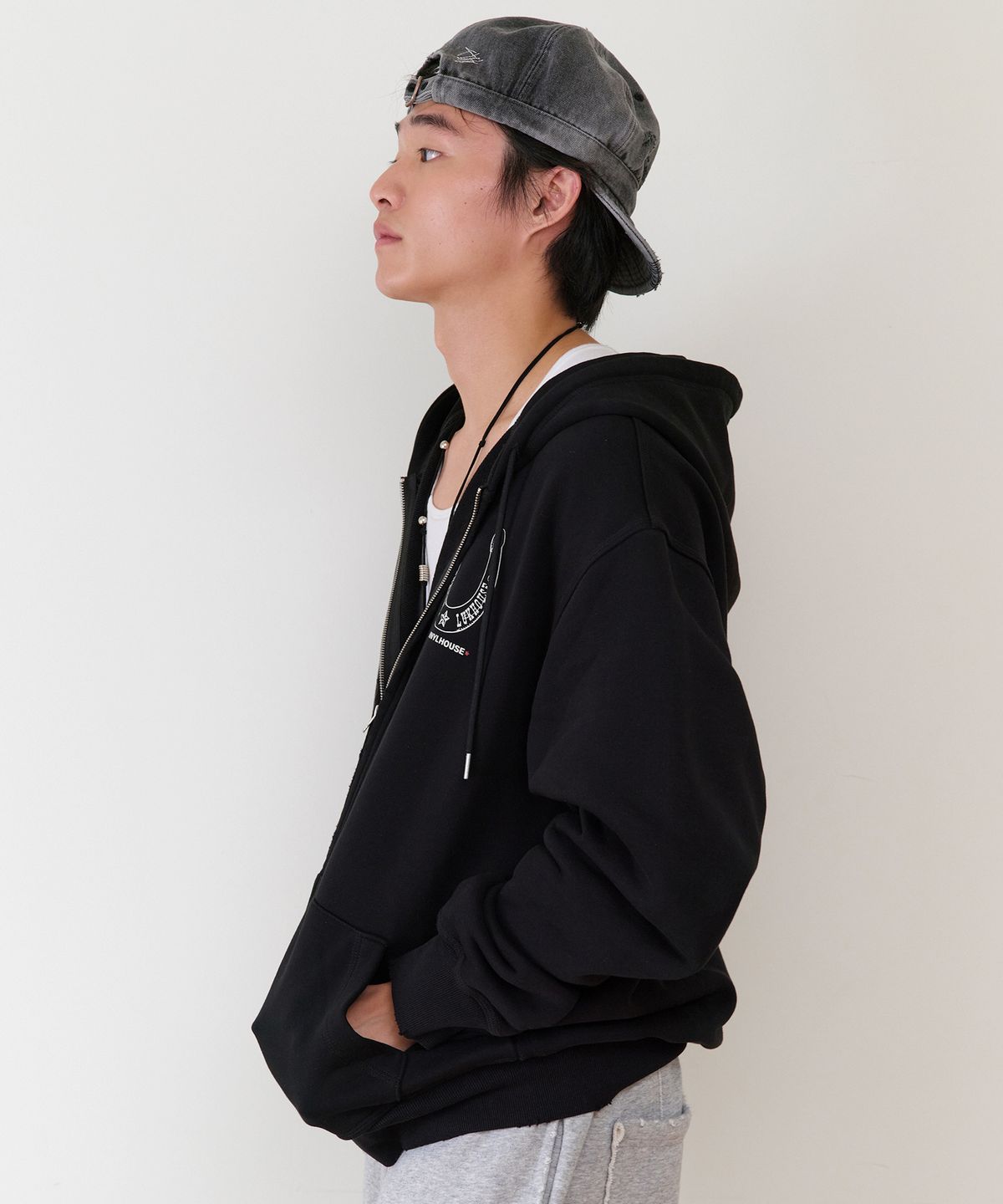 더바이닐하우스(THEVINYLHOUSE) LUCKY HOUSE HOODIE ZIP-UP BLACK