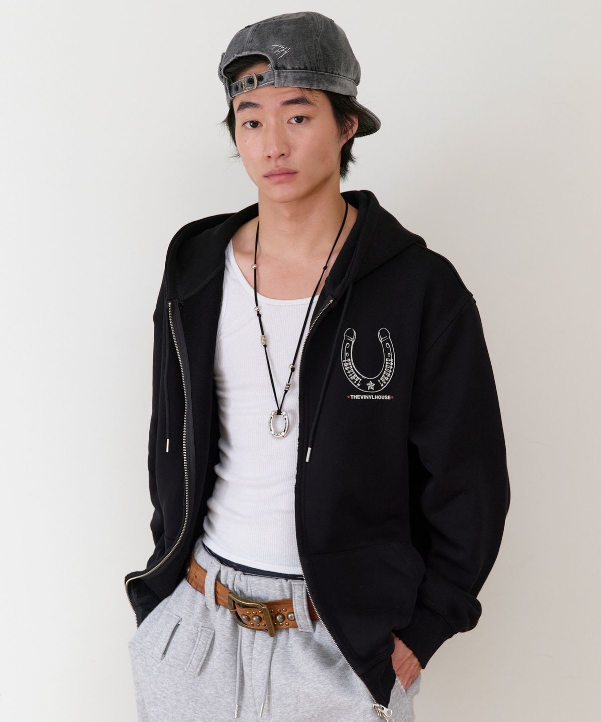 더바이닐하우스(THEVINYLHOUSE) LUCKY HOUSE HOODIE ZIP-UP BLACK
