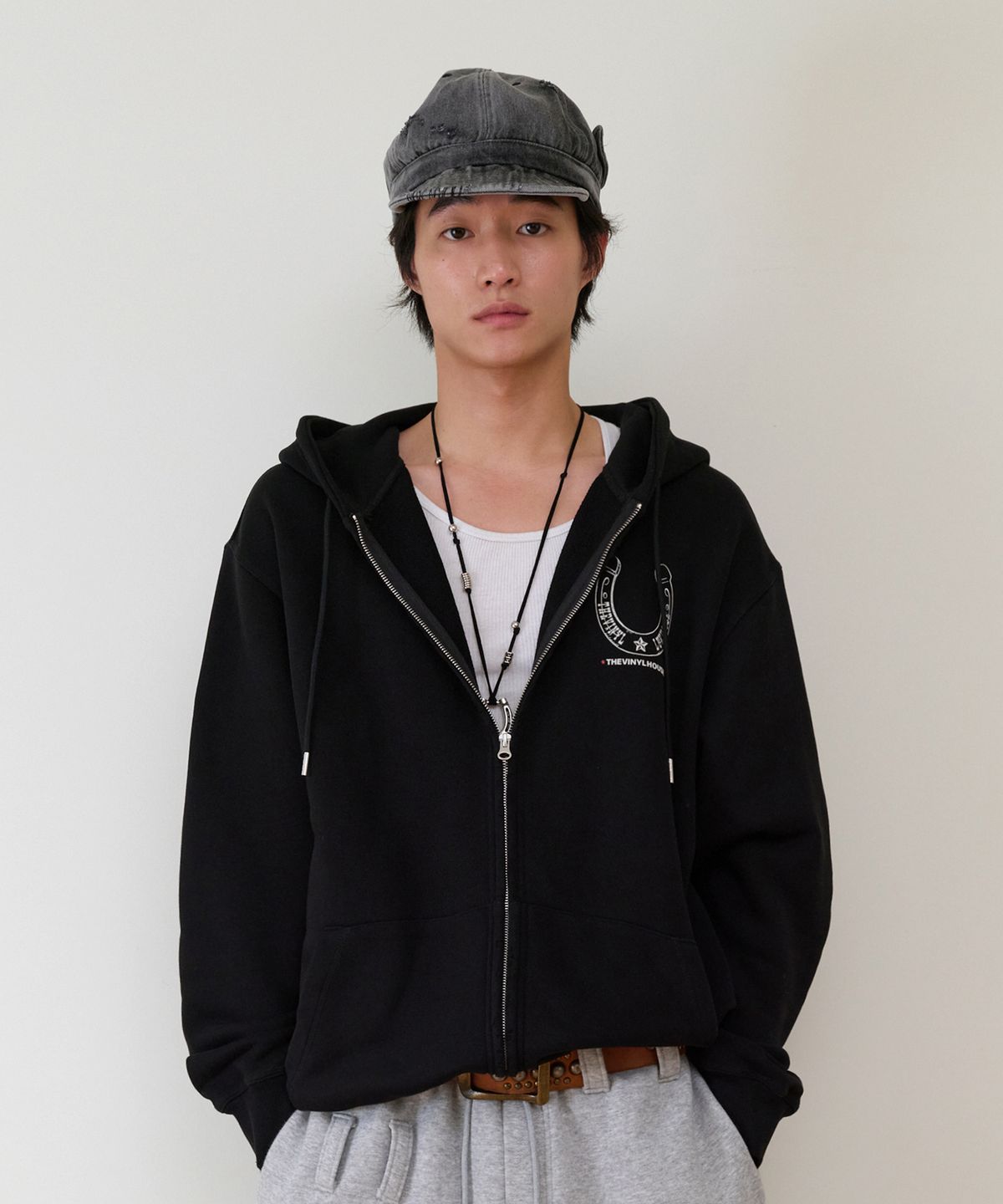 더바이닐하우스(THEVINYLHOUSE) LUCKY HOUSE HOODIE ZIP-UP BLACK