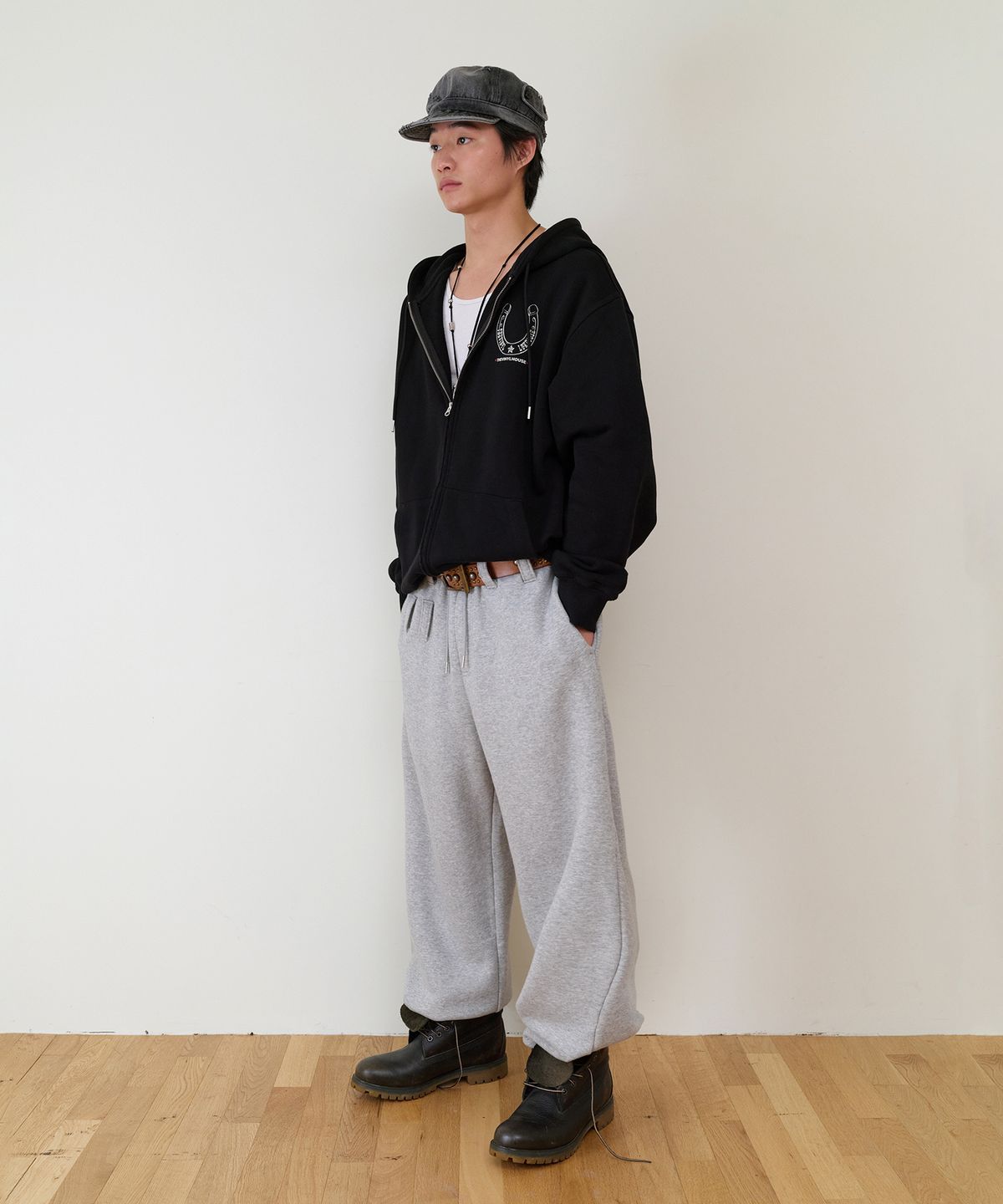 더바이닐하우스(THEVINYLHOUSE) LUCKY HOUSE HOODIE ZIP-UP BLACK
