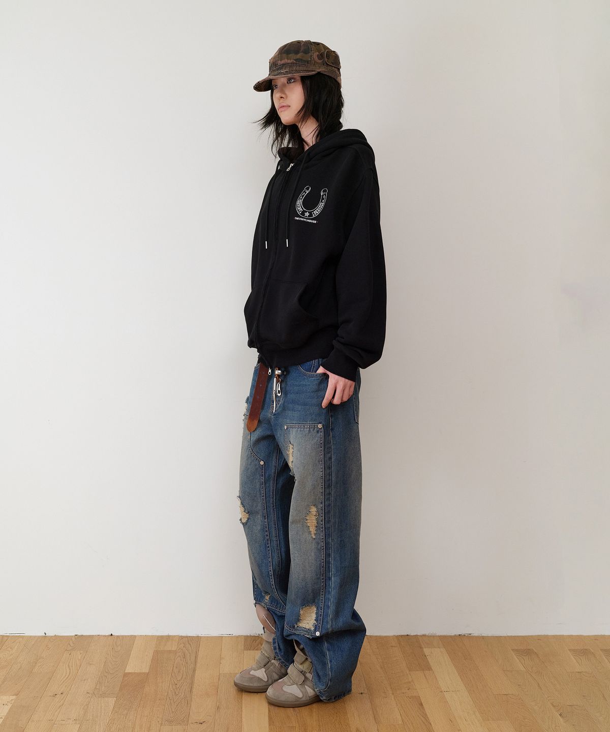 더바이닐하우스(THEVINYLHOUSE) LUCKY HOUSE HOODIE ZIP-UP BLACK