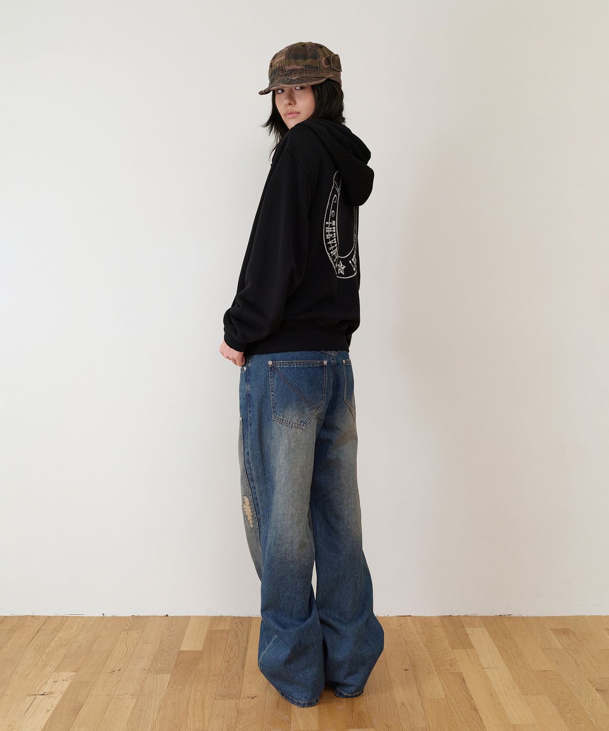 더바이닐하우스(THEVINYLHOUSE) LUCKY HOUSE HOODIE ZIP-UP BLACK