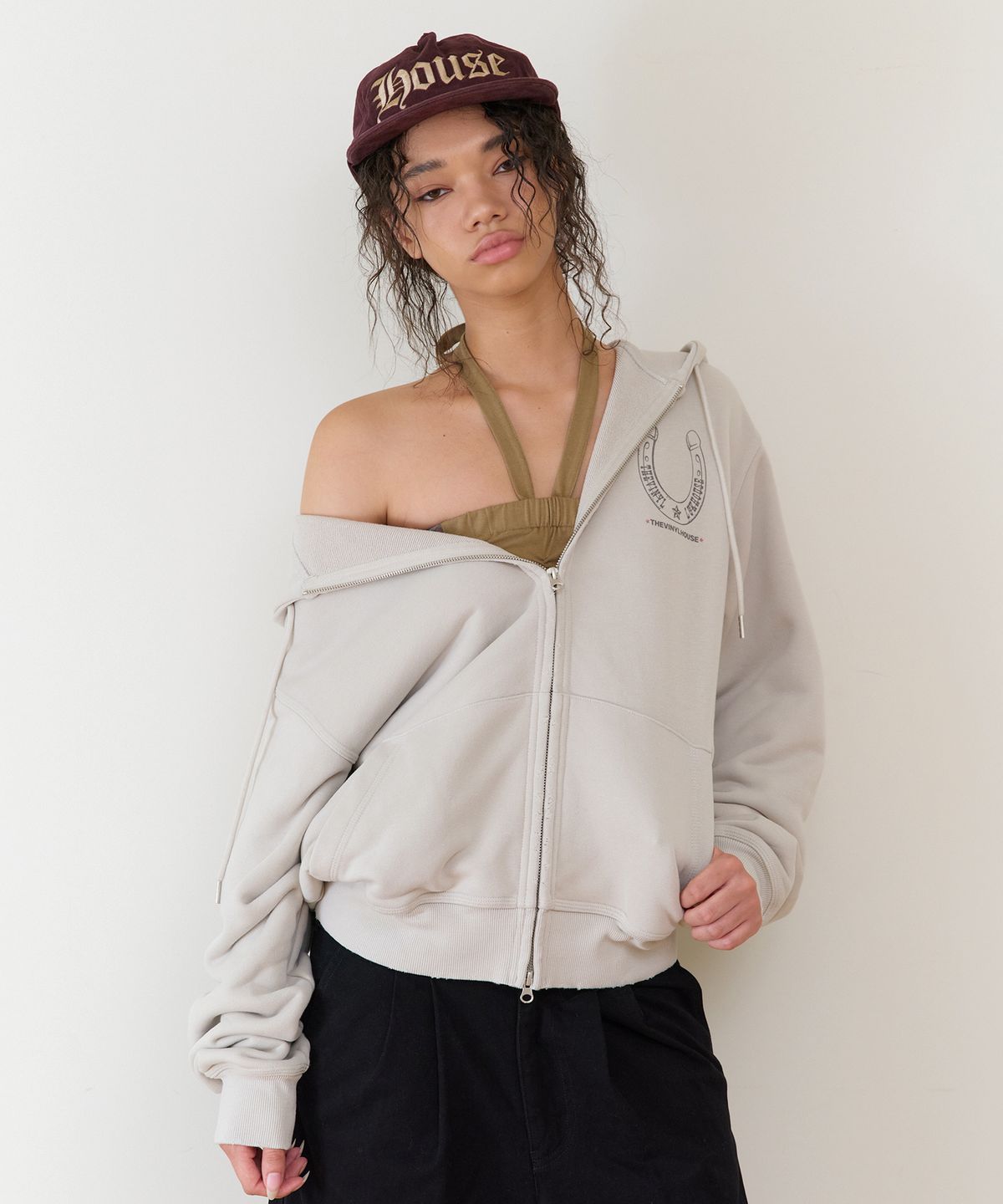 더바이닐하우스(THEVINYLHOUSE) LUCKY HOUSE HOODIE ZIP-UP BEIGE