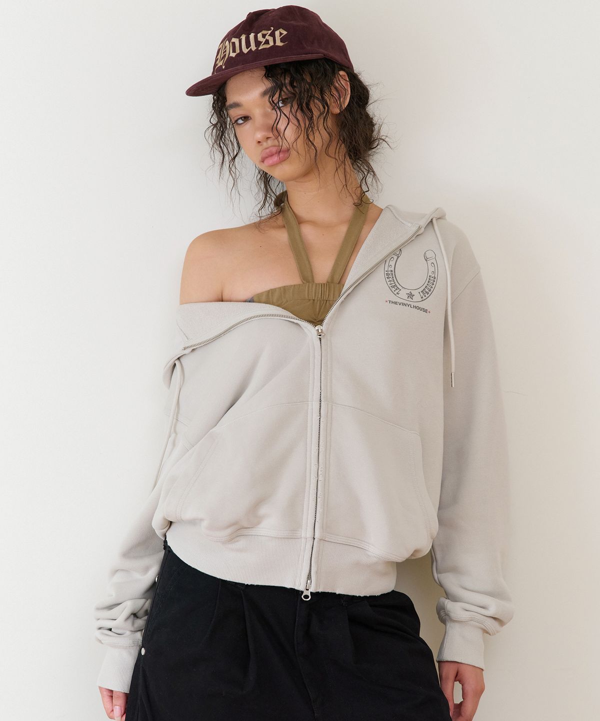 더바이닐하우스(THEVINYLHOUSE) LUCKY HOUSE HOODIE ZIP-UP BEIGE