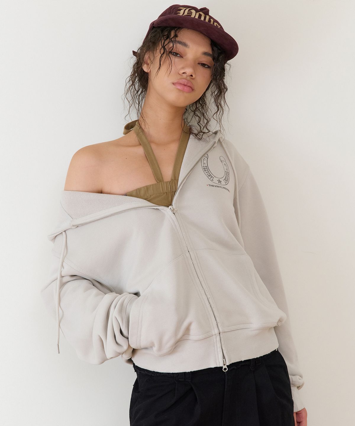 더바이닐하우스(THEVINYLHOUSE) LUCKY HOUSE HOODIE ZIP-UP BEIGE
