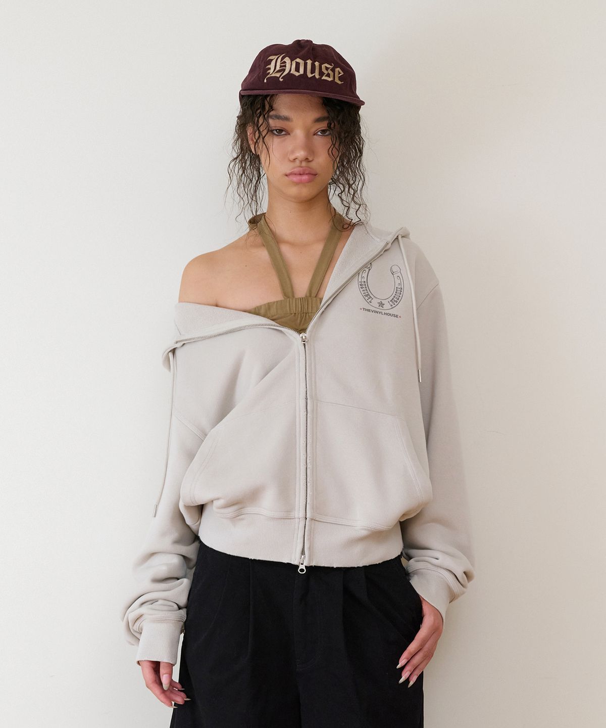 더바이닐하우스(THEVINYLHOUSE) LUCKY HOUSE HOODIE ZIP-UP BEIGE