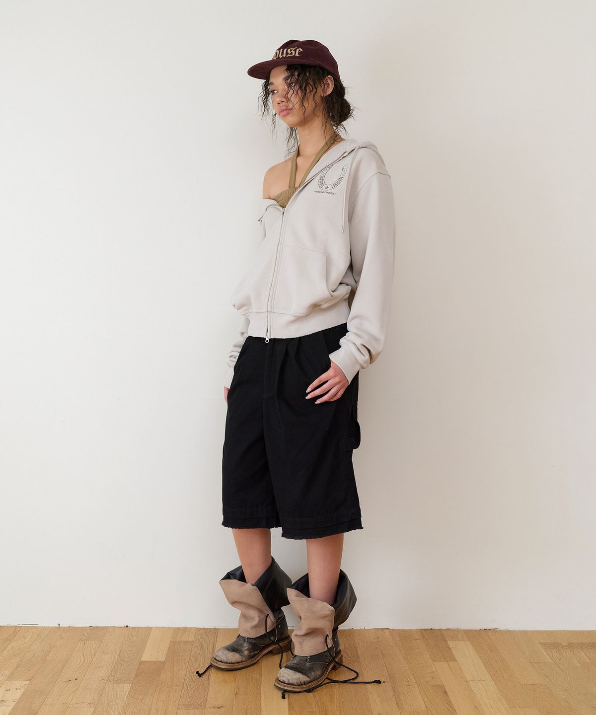 더바이닐하우스(THEVINYLHOUSE) LUCKY HOUSE HOODIE ZIP-UP BEIGE