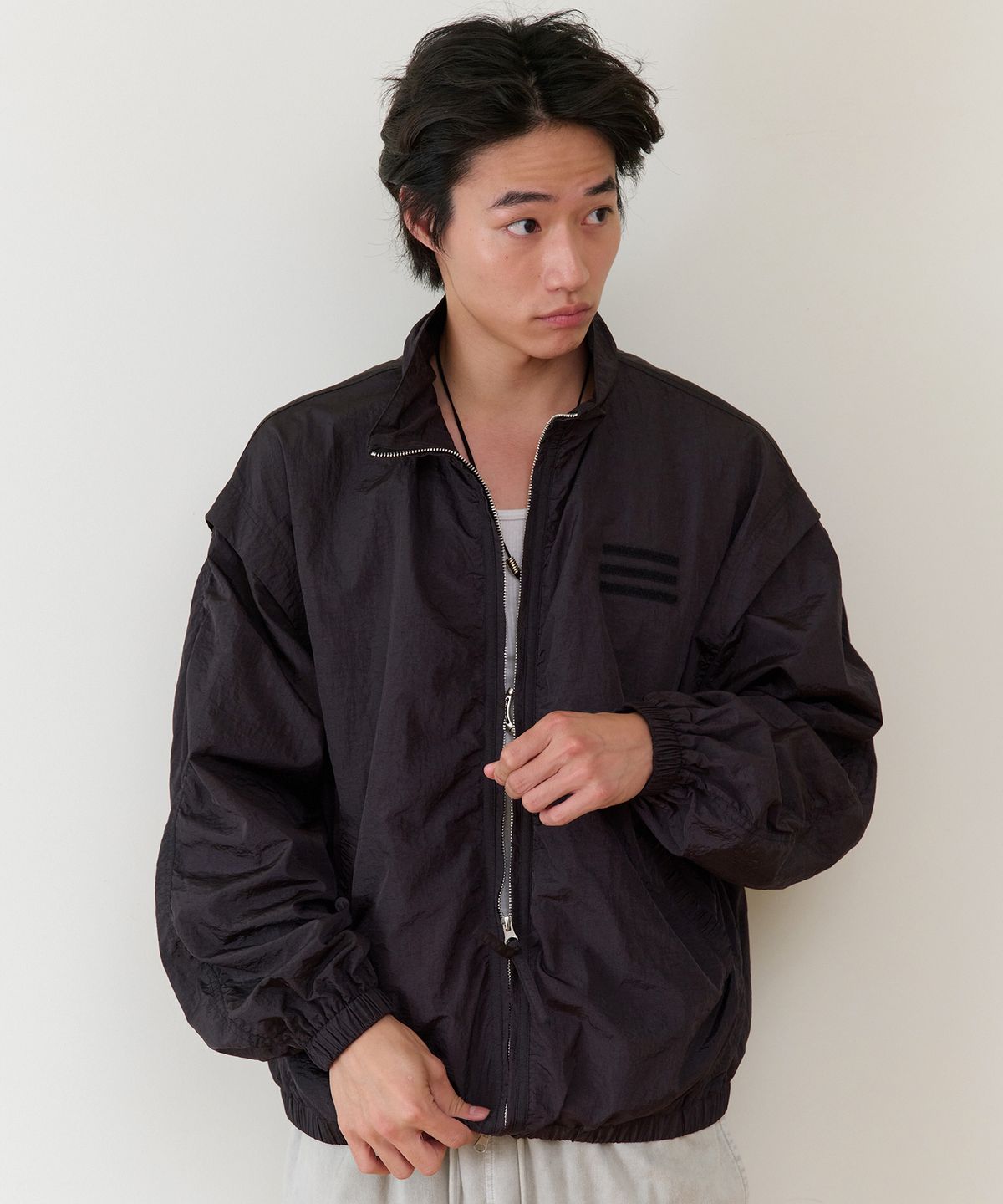 더바이닐하우스(THEVINYLHOUSE) SHIRRING OVER NYLON JACKET BLACK